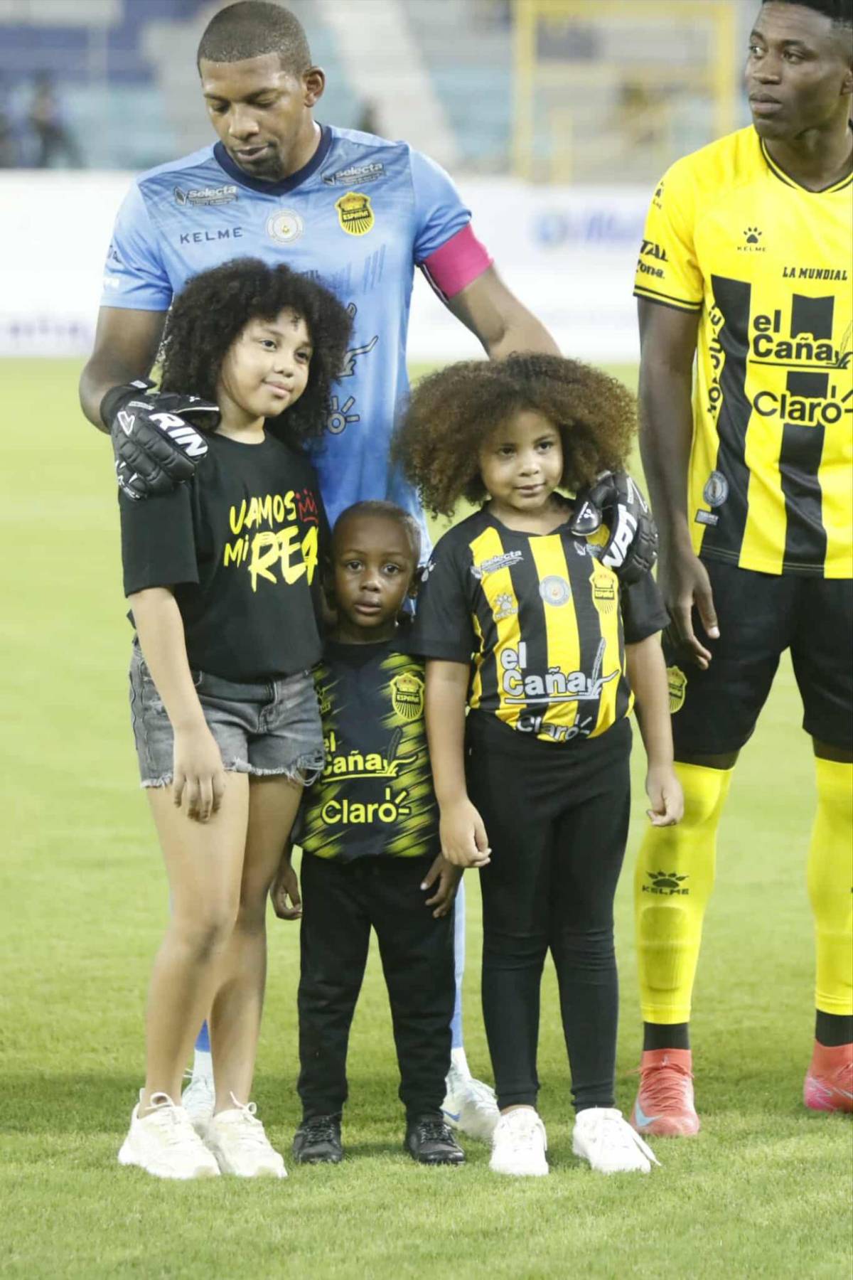 El amor invade a Nixon Cruz, vuelve tras meses lesionado y aficionada de Choloma se lleva las miradas en el juego que triunfó Real España