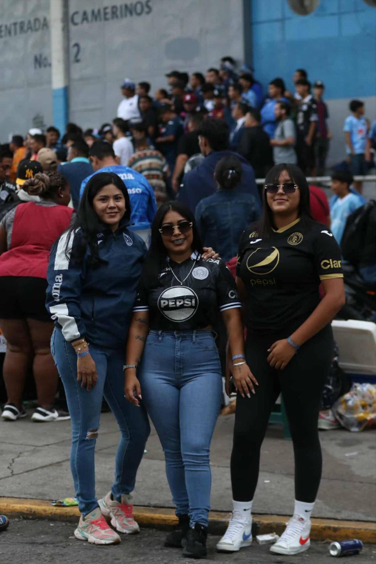 ¡Bellezas en el Nacional! Aficionada tica roba miradas y catrachas lucen espléndidas en el Motagua vs Alajuelense