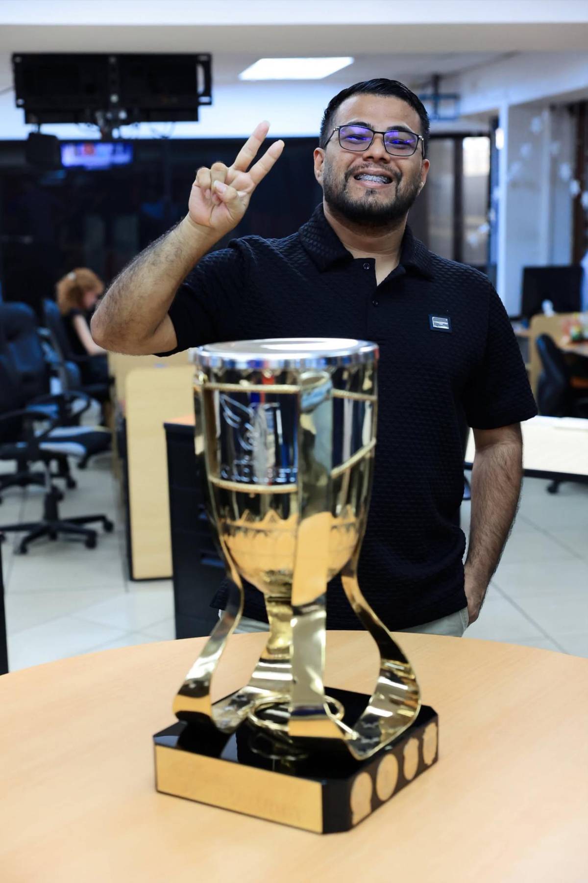 La Copa del próximo campeón de Liga Nacional visitó la sala de Redacción de DIEZ