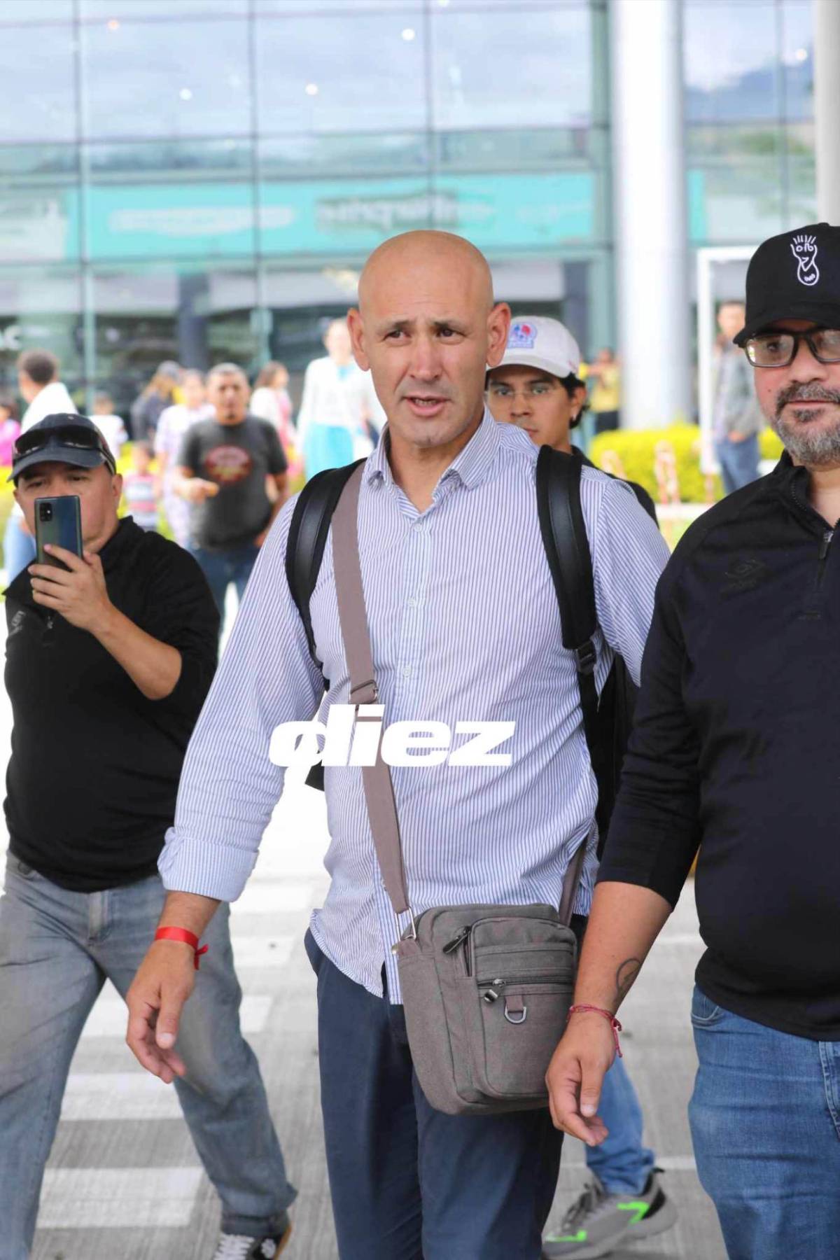 ¿Qué significa el amuleto en su mano?: así fue la llegada de Eduardo Espinel, nuevo técnico de Olimpia