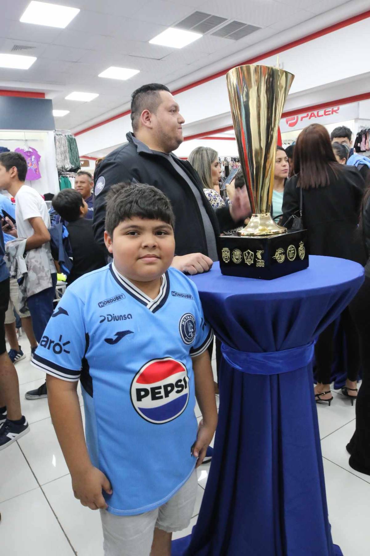 Jugadores de Motagua compartieron con sus aficionados: autógrafos, fotos y llevaron la copa 19