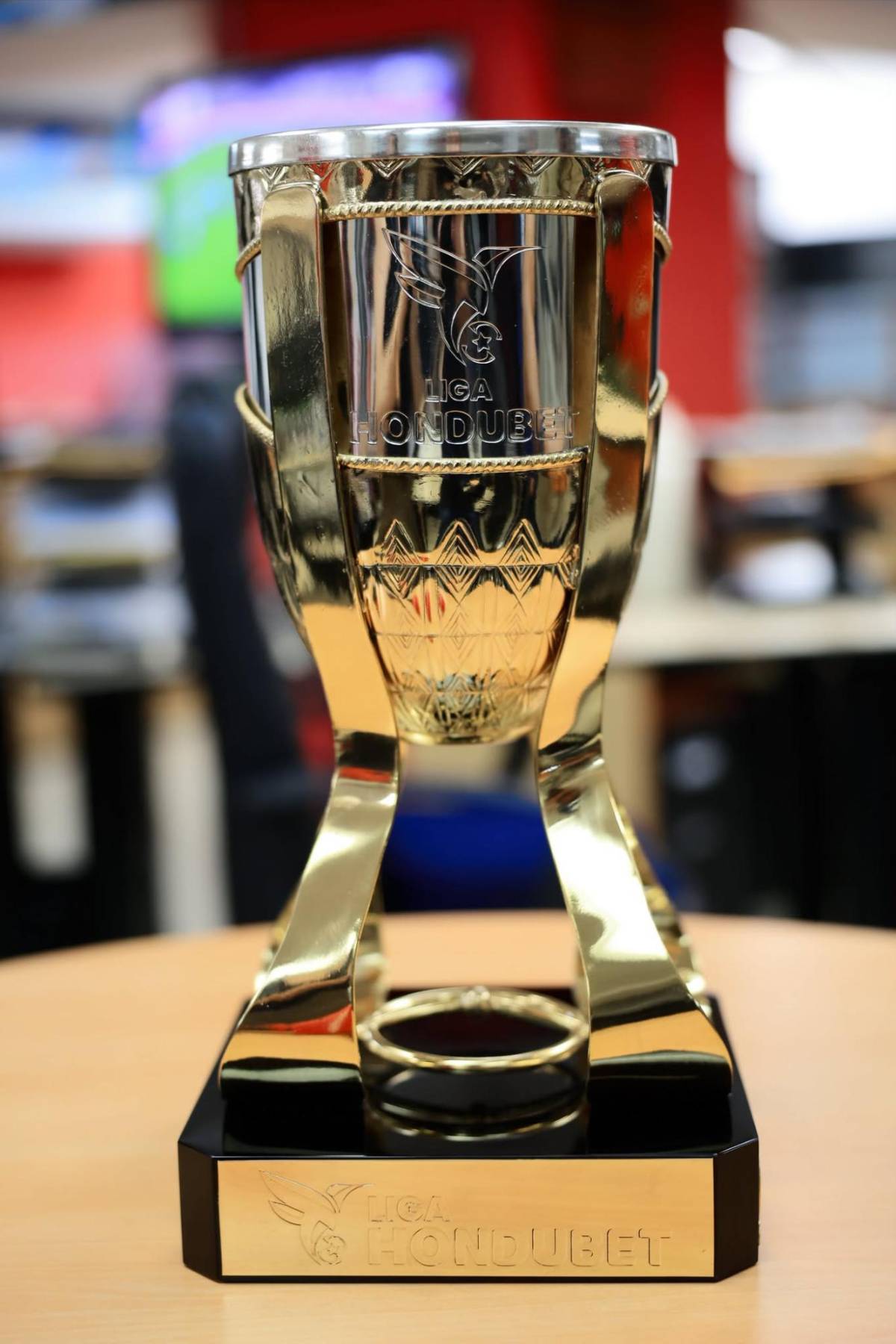 La Copa del próximo campeón de Liga Nacional visitó la sala de Redacción de DIEZ