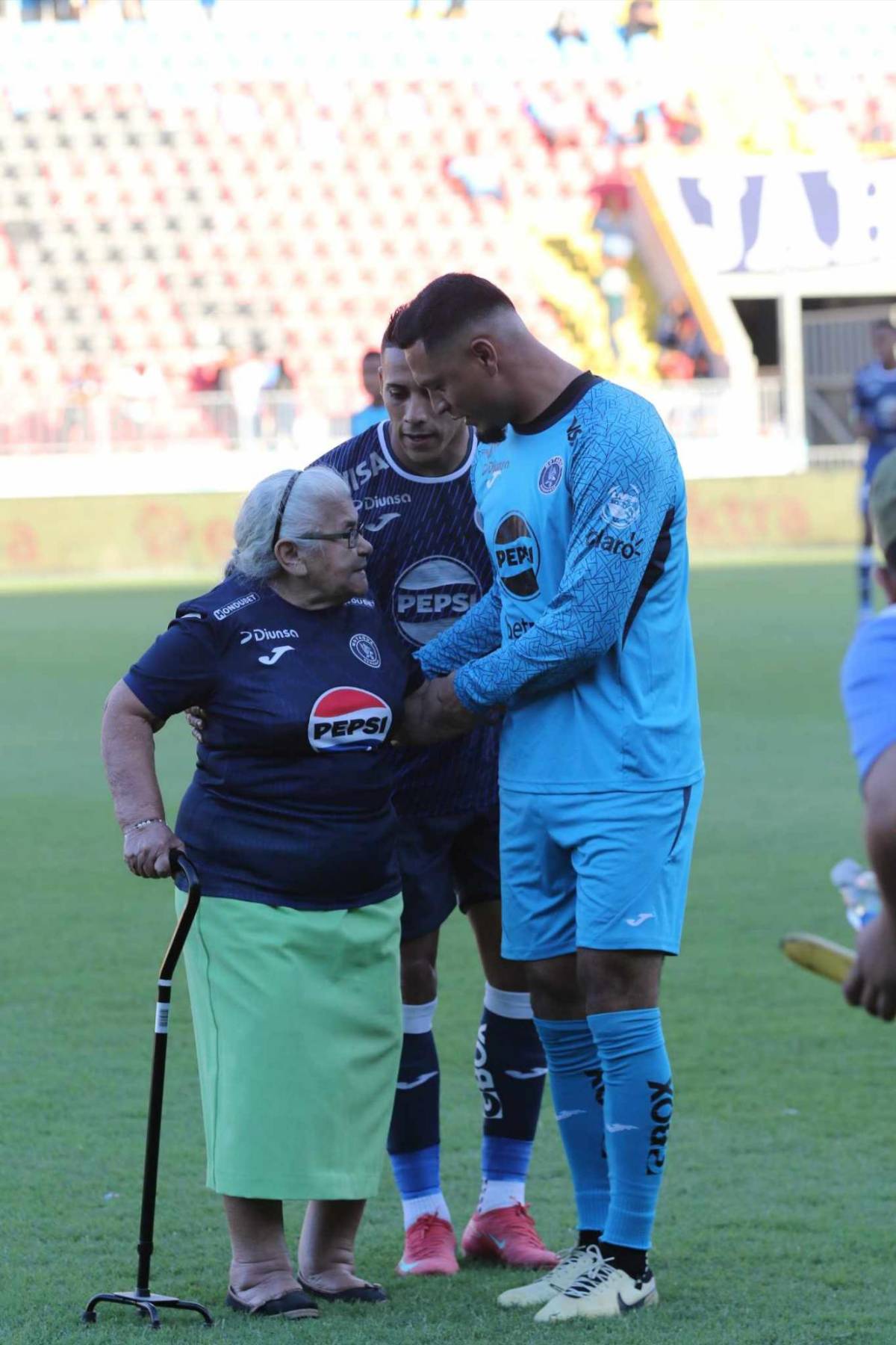 ¿Quién es la edecán que robó miradas? Familia Izaguirre sobresale y europeos no le quitan la mirada a los jugadores