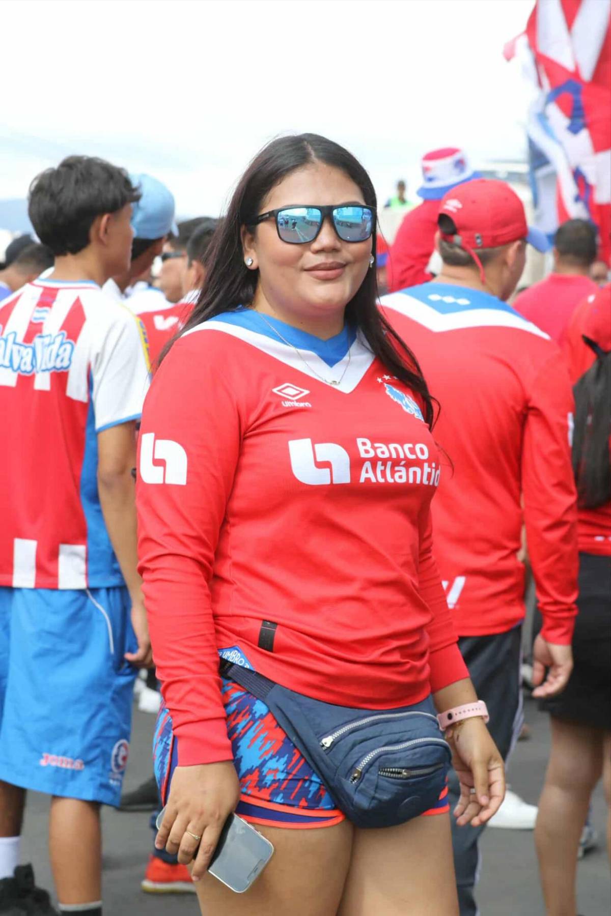 Belleza en el derbi Olimpia vs Motagua: las aficionadas engalanan el ambiente que se vive en Tegucigalpa