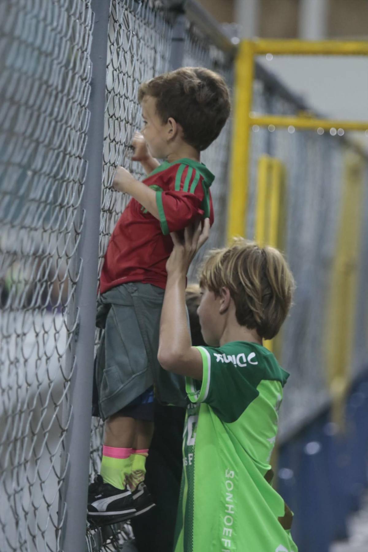 Ovación a Messiniti, Chelito fiel a Dios y hermanitos verdolagas en el juego Marathón vs Juticalpa FC