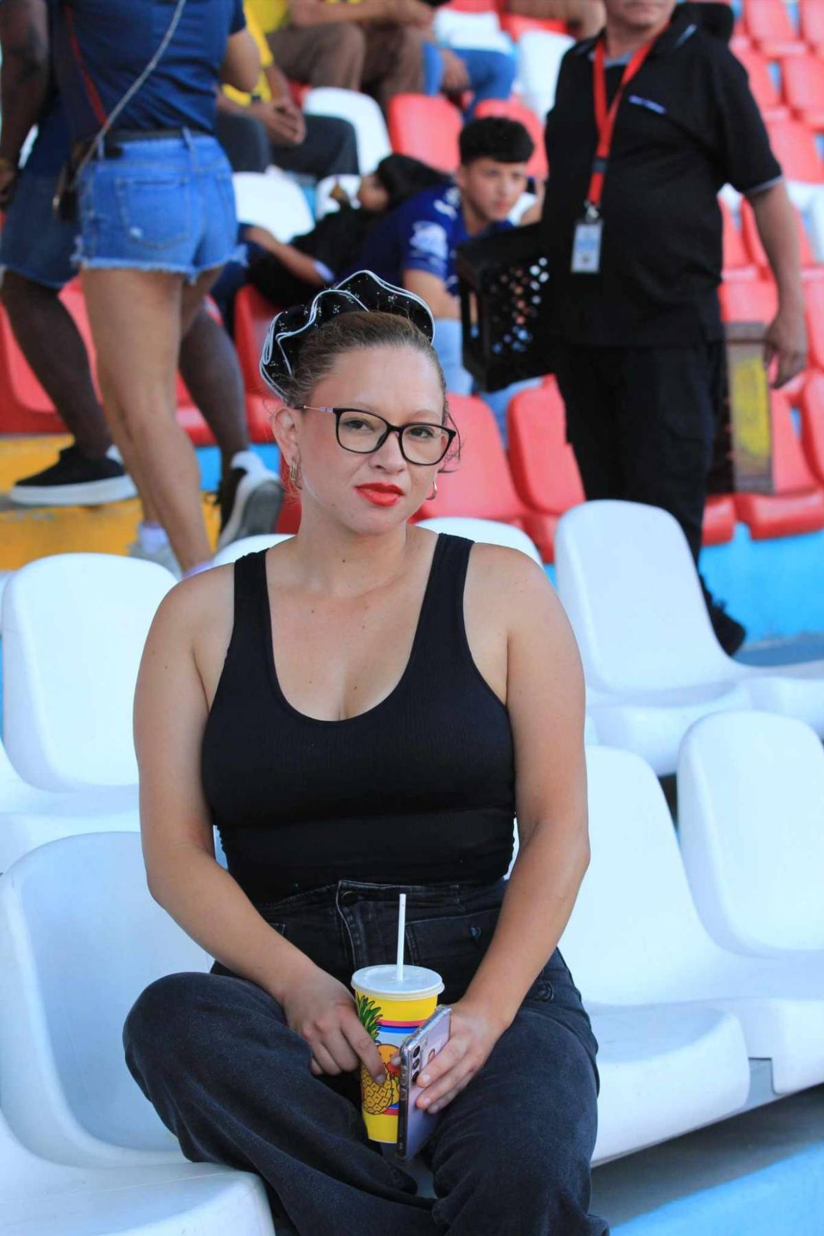 ¿Quién es la edecán que robó miradas? Familia Izaguirre sobresale y europeos no le quitan la mirada a los jugadores