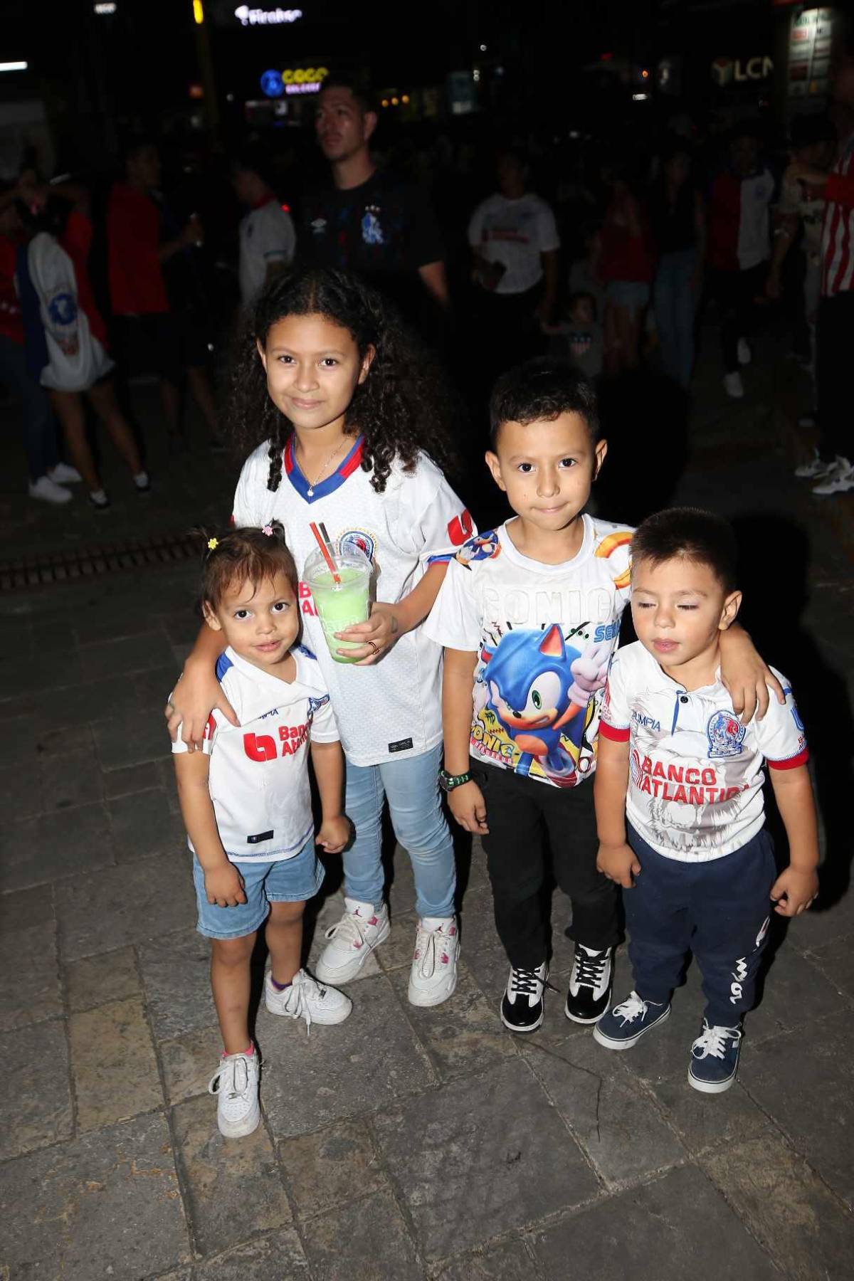¡Una locura de banderazo! Afición del Olimpia se desborda junto al plantel pensando en la corona 39