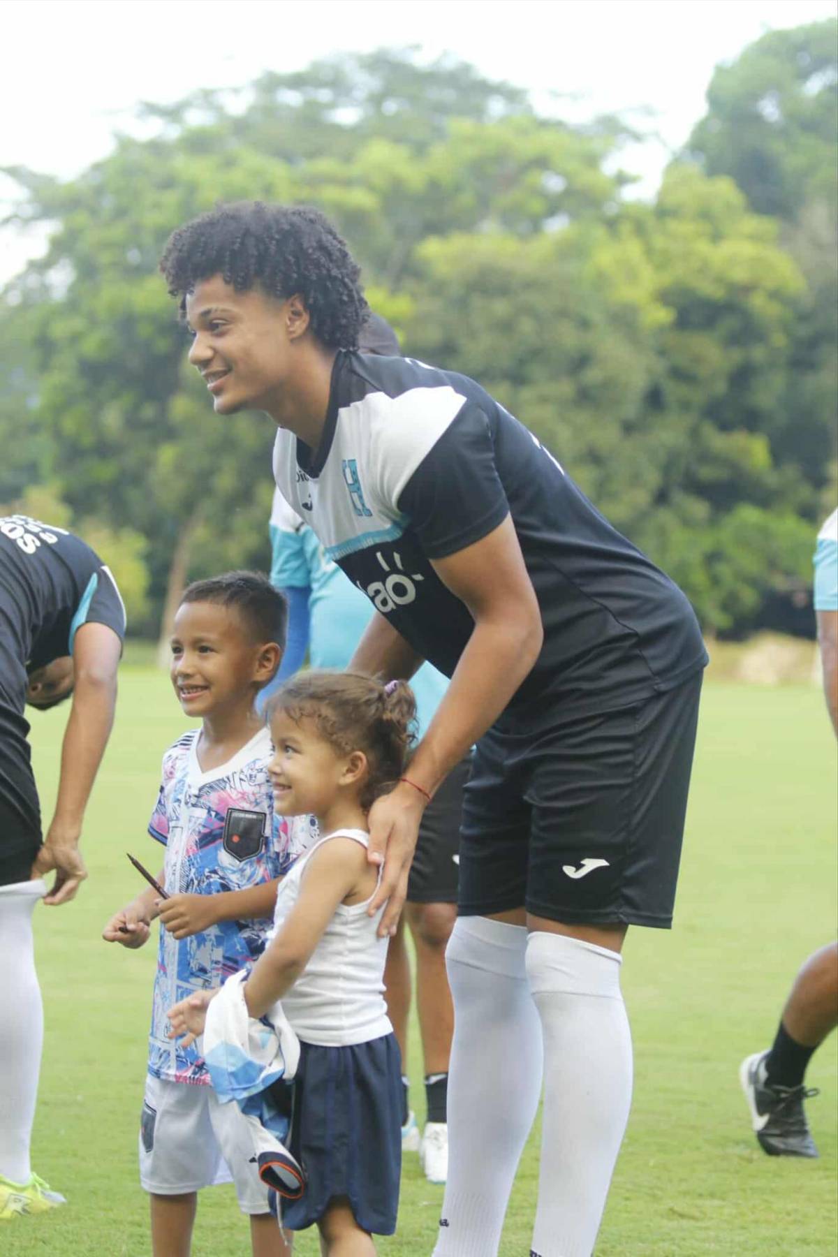 La Sub 17 de Honduras afinó detalles para viajar a Qatar: La exfigura de la 'H' que llegó a hablar con Luis Suazo y los niños pidiendo autógrafos