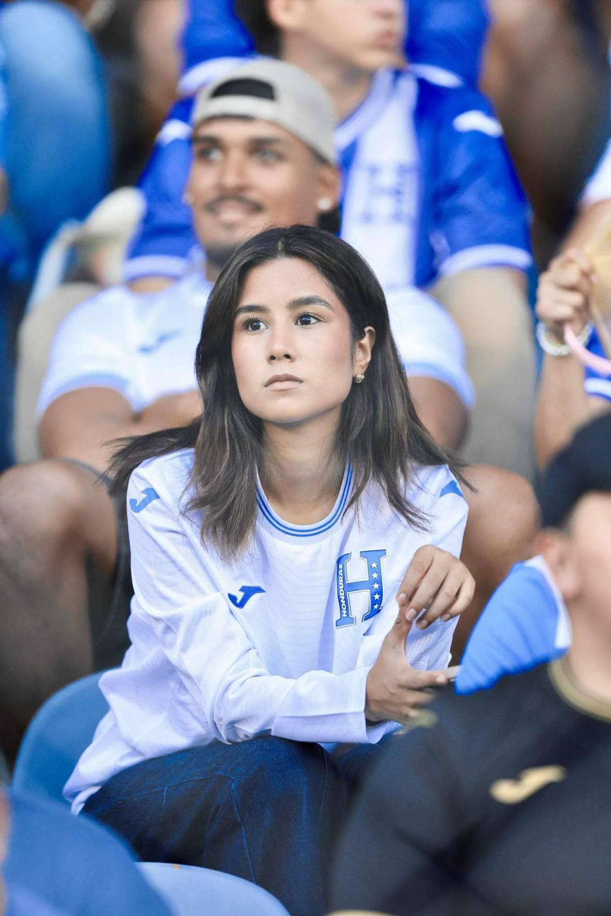 ¡Robaron suspiros! Las bellas chicas que engalanaron el Morazán para el Honduras vs Costa Rica por la eliminatoria