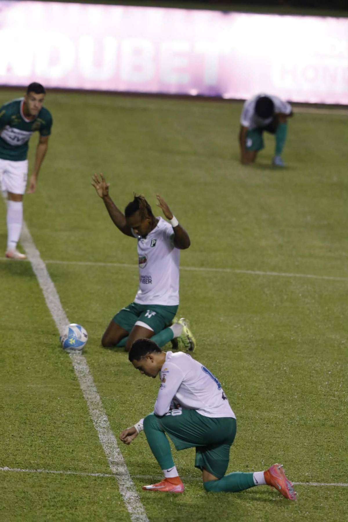 El gran debut del joven portero, la locura de Alexy Vega, el error de Messiniti y lindas edecanes brillaron en el Marathón vs Platense