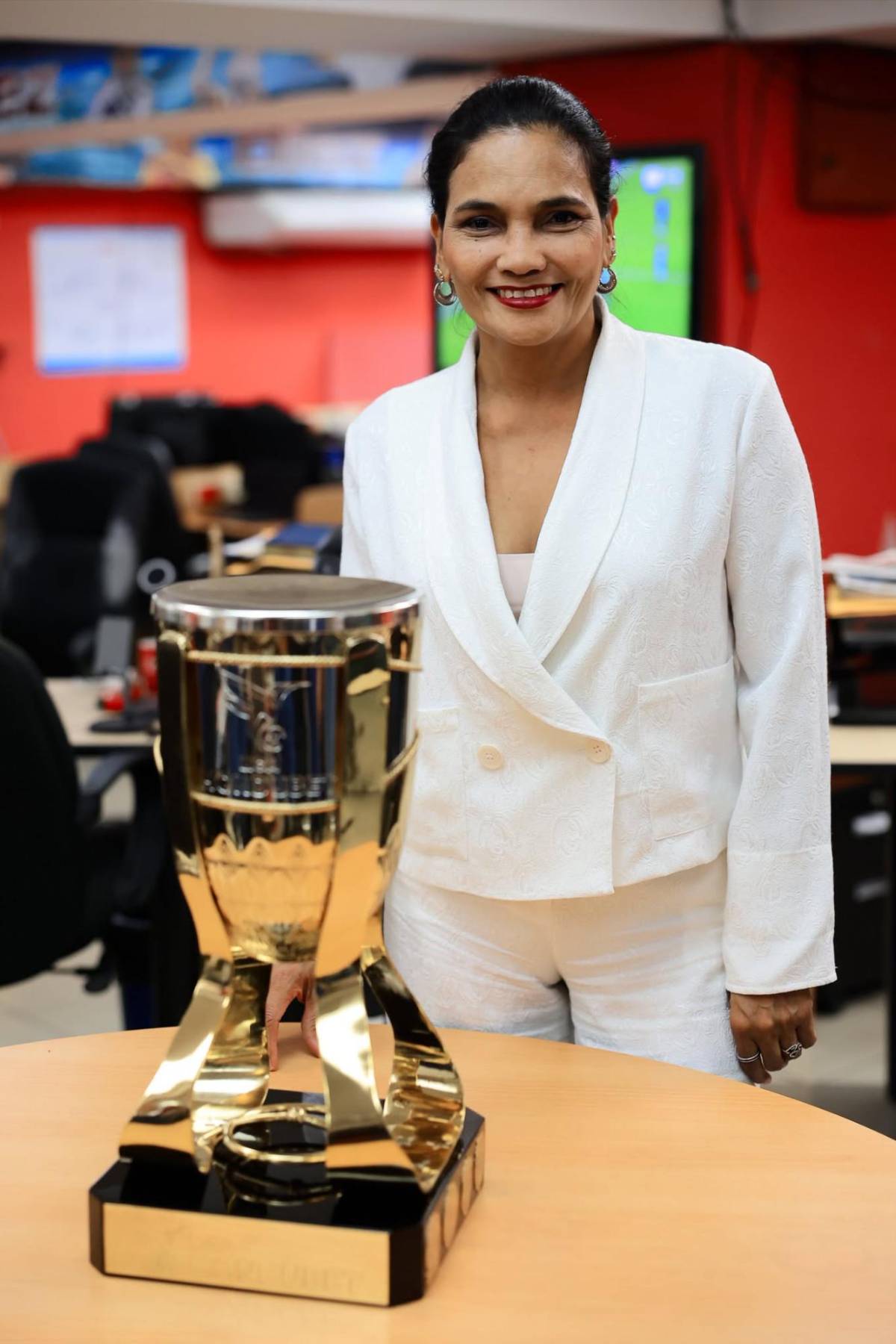 La Copa del próximo campeón de Liga Nacional visitó la sala de Redacción de DIEZ