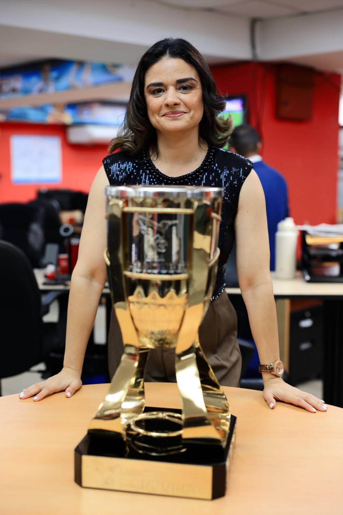 La Copa del próximo campeón de Liga Nacional visitó la sala de Redacción de DIEZ