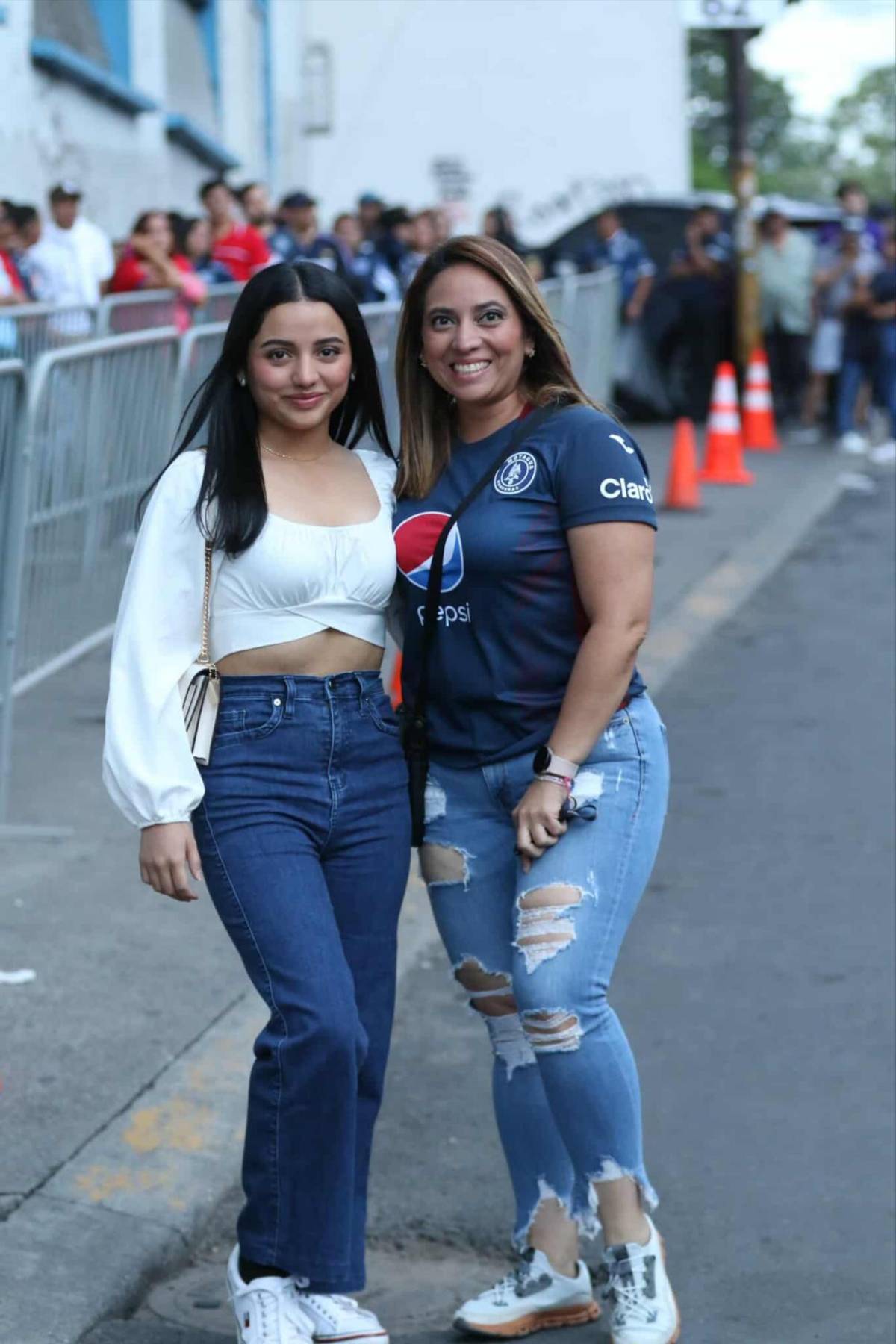 ¡Bellezas en el Nacional! Aficionada tica roba miradas y catrachas lucen espléndidas en el Motagua vs Alajuelense
