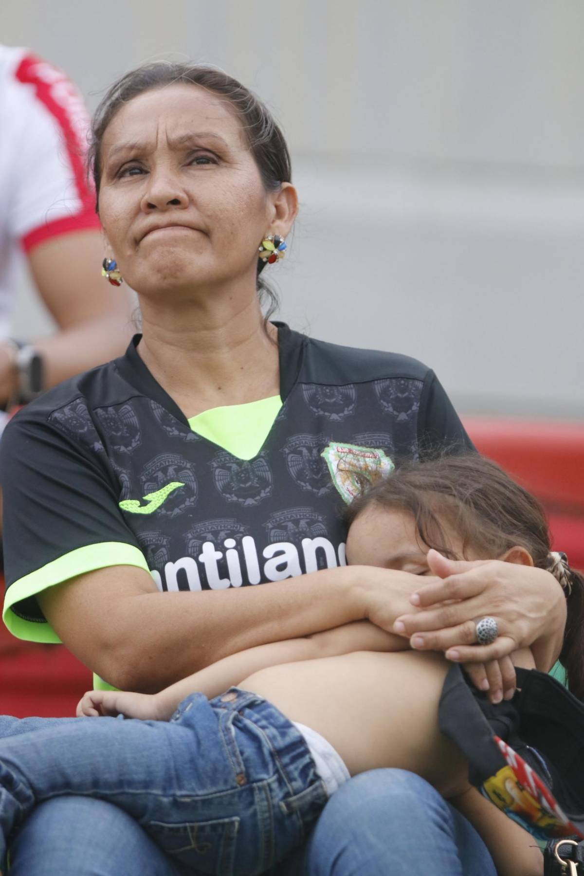 Tremendo diluvio en el Nacional, enfado de los aficionados de Marathón, jugador en muletas, bellas chicas y DT en aprietos
