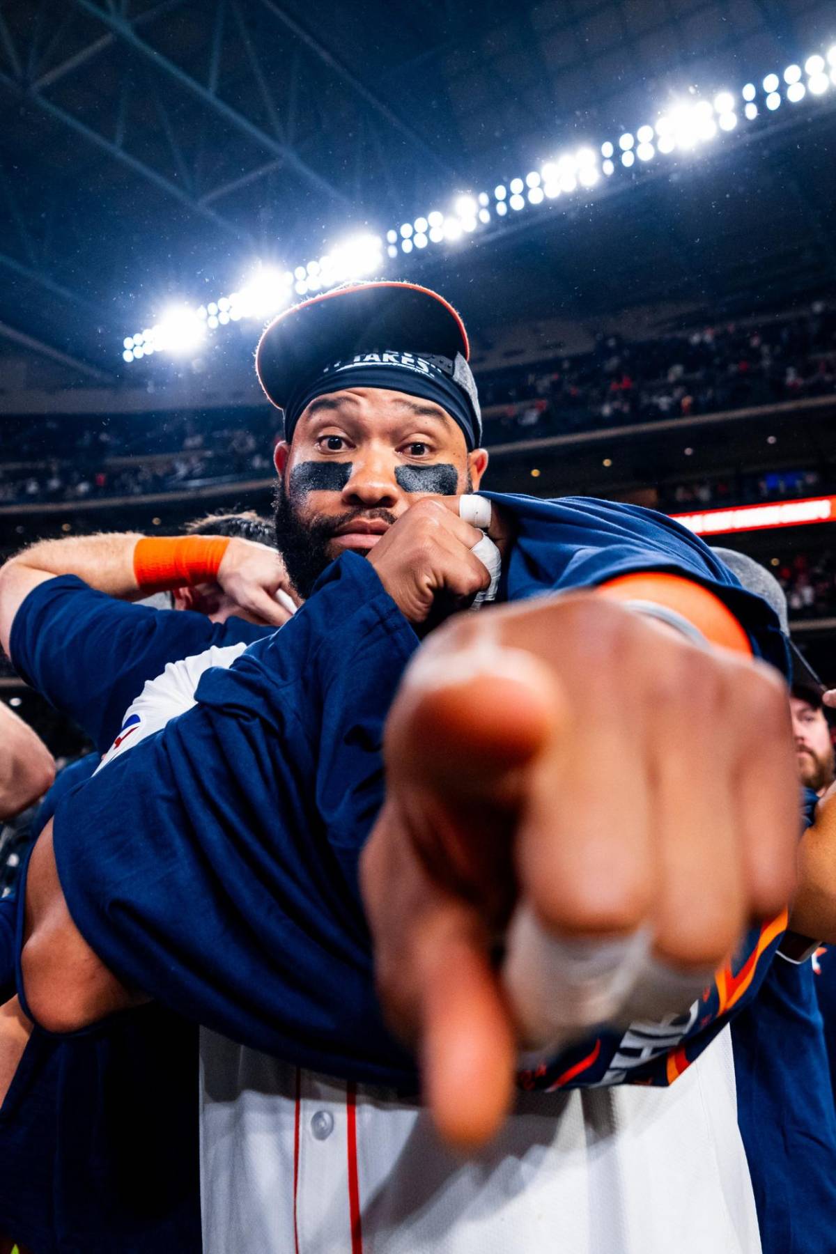 Mauricio Dubón recibió sorpresa y Astros de Houston desatan locura en celebración tras ganar división oeste en MLB