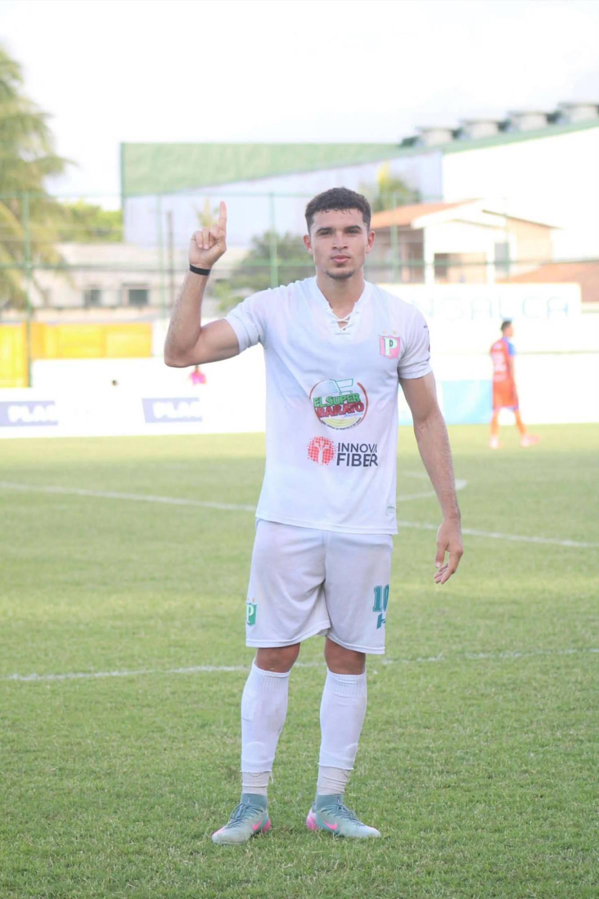 Las dos polémicas del FVS en Puerto Cortés, la 'selfie' del triunfo de Motagua y así de desolado lucía el estadio Nacional
