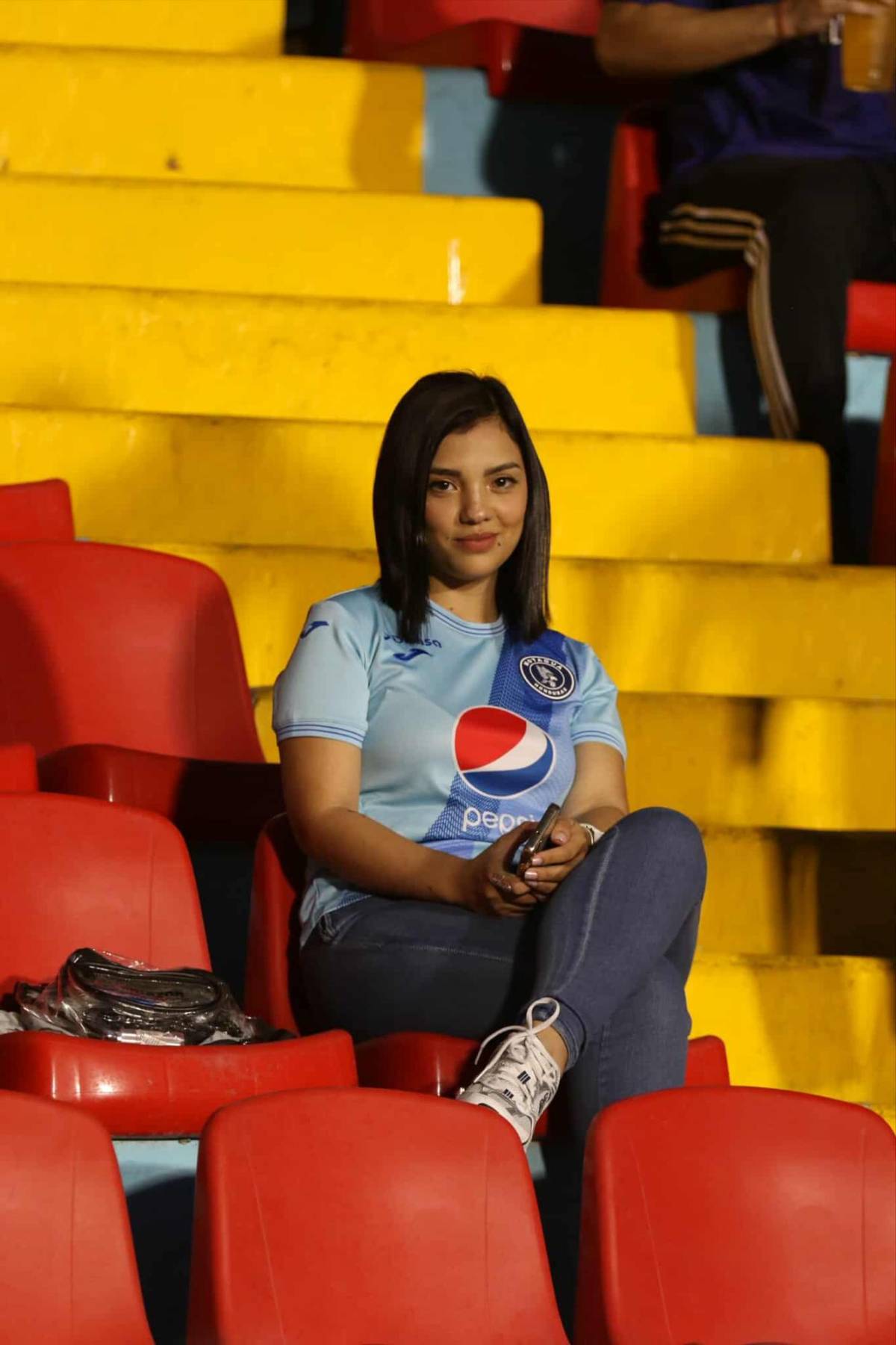 ¡Bellezas en el Nacional! Aficionada tica roba miradas y catrachas lucen espléndidas en el Motagua vs Alajuelense