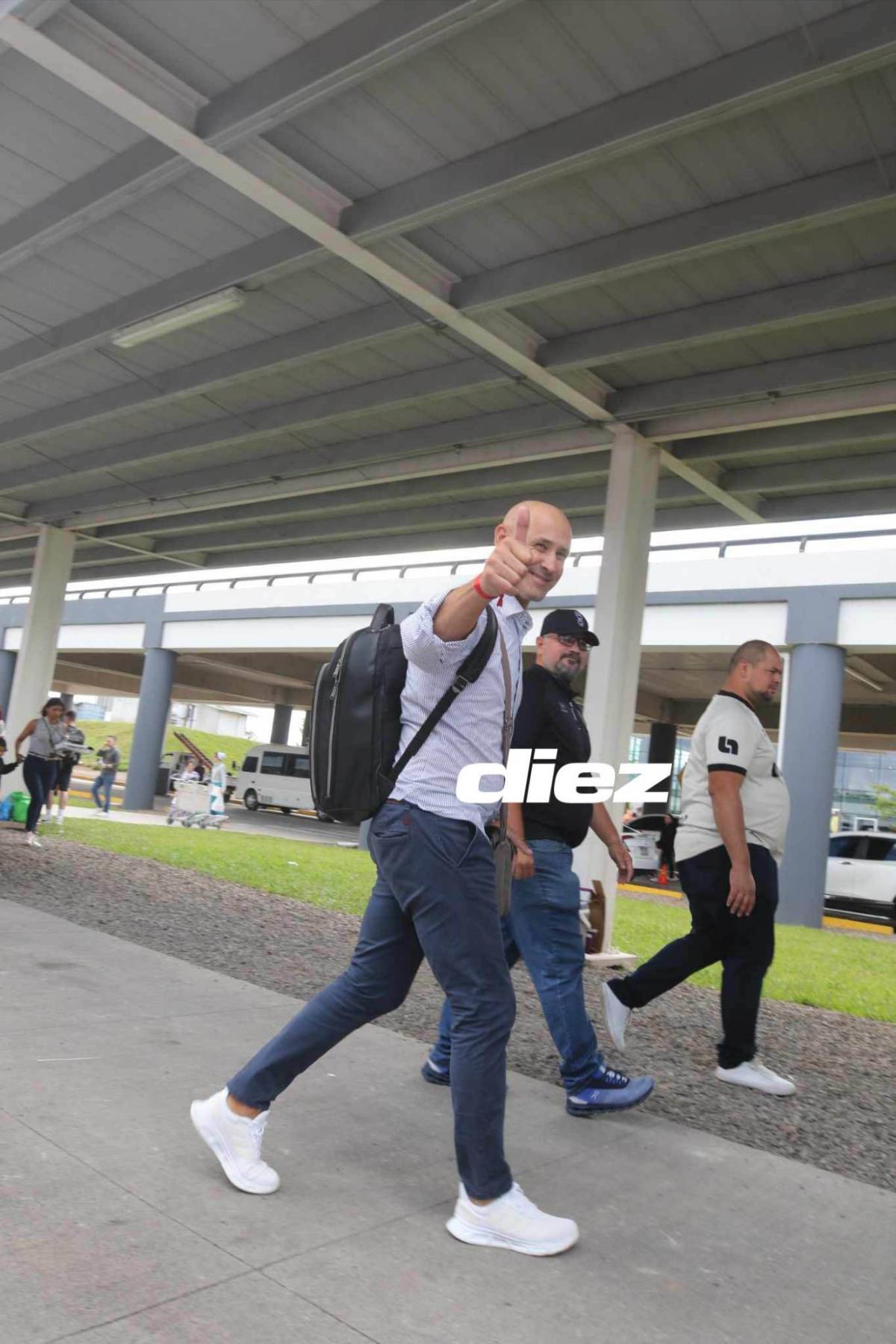 ¿Qué significa el amuleto en su mano?: así fue la llegada de Eduardo Espinel, nuevo técnico de Olimpia
