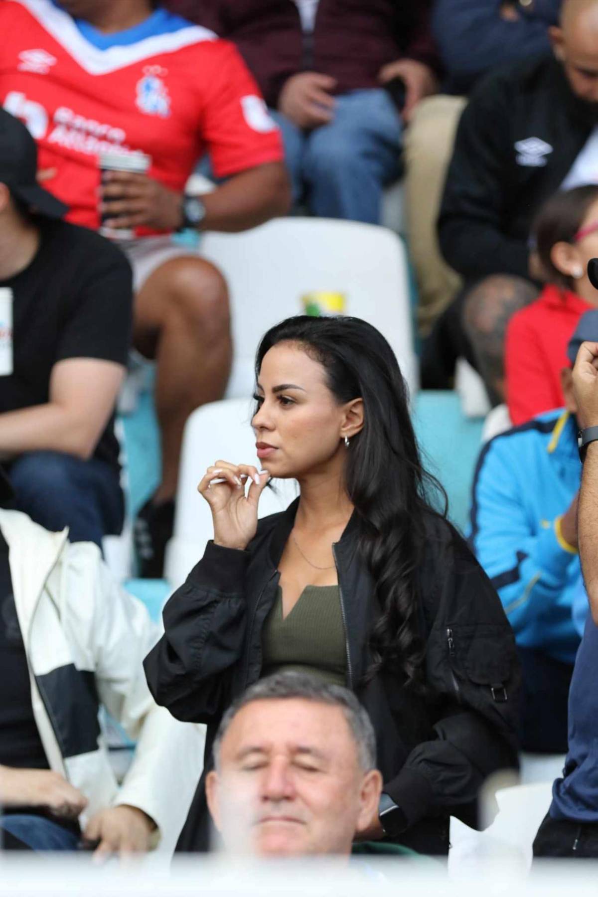 Derroche de belleza en la final: aficionadas, edecanes y presentadores disfrutan del Olimpia vs Motagua