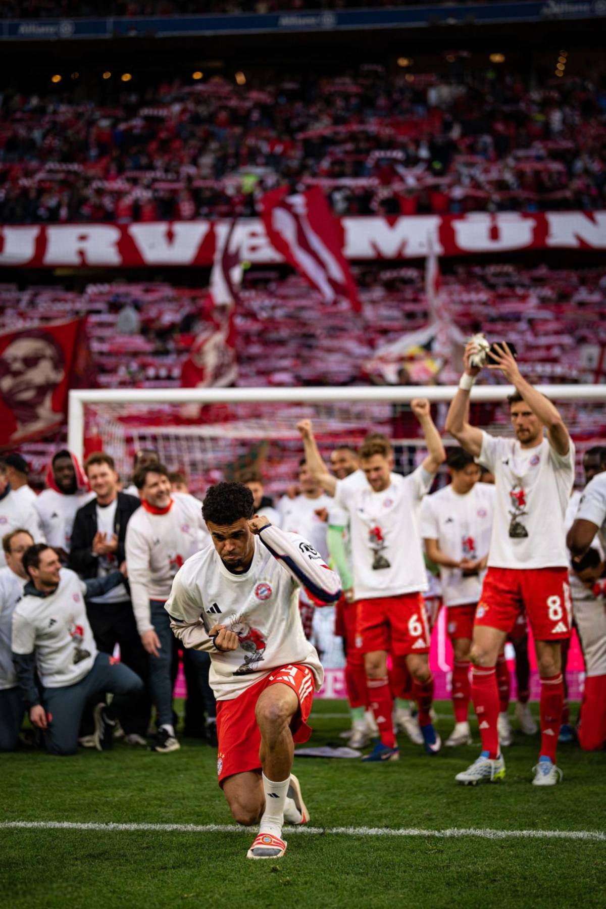 Fiestón del Bayern tras ganar la Bundesliga: el amuleto de la suerte, la euforia de Kompany y así celebró Luis Díaz