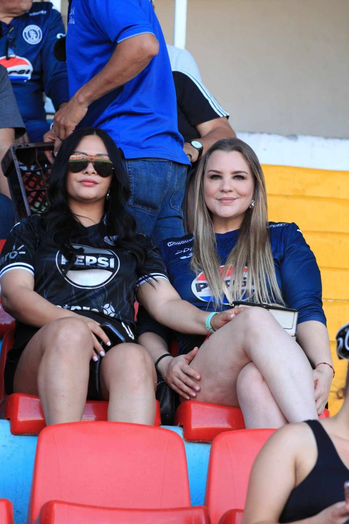 ¡Las azulitas son bellas! Hermosas aficionadas del Motagua enamoraron en el juego vs Real España, ¿quién es la rubia?