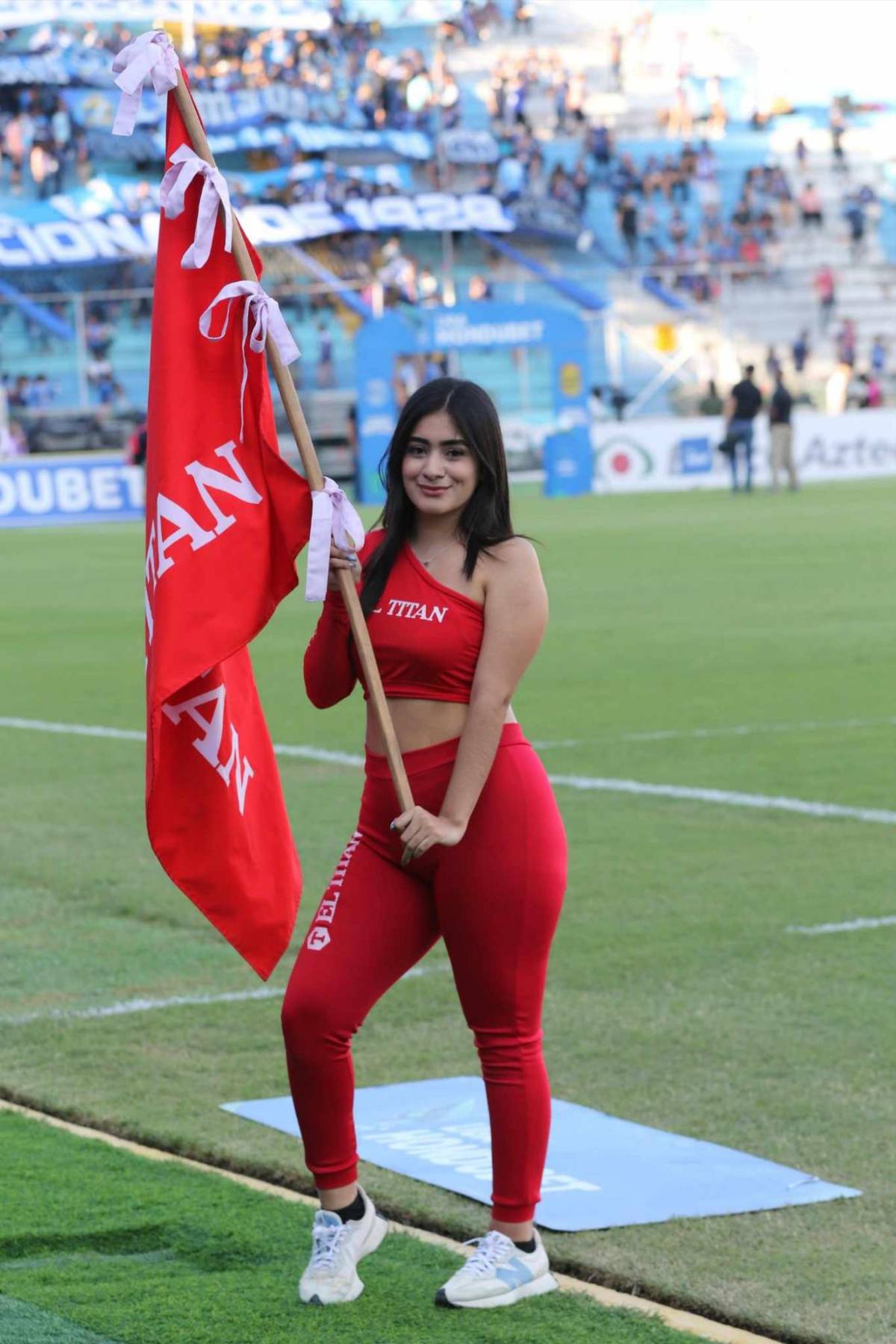 ¡Las azulitas son bellas! Hermosas aficionadas del Motagua enamoraron en el juego vs Real España, ¿quién es la rubia?