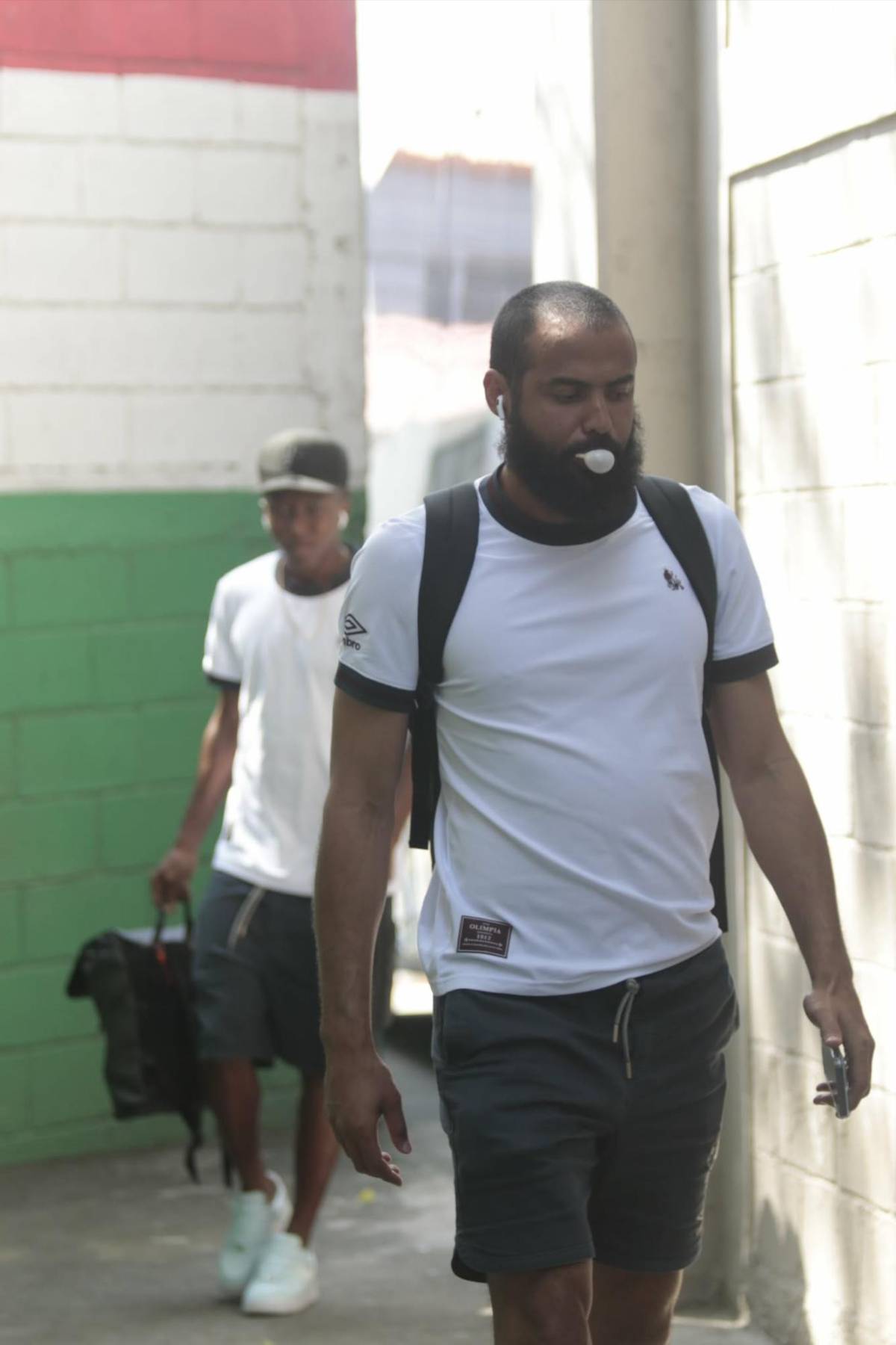 La argentina que robó miradas en el Marathón vs Olimpia: Jugador llegó con suéter entre el calor predominante y el hermoso color del ambiente