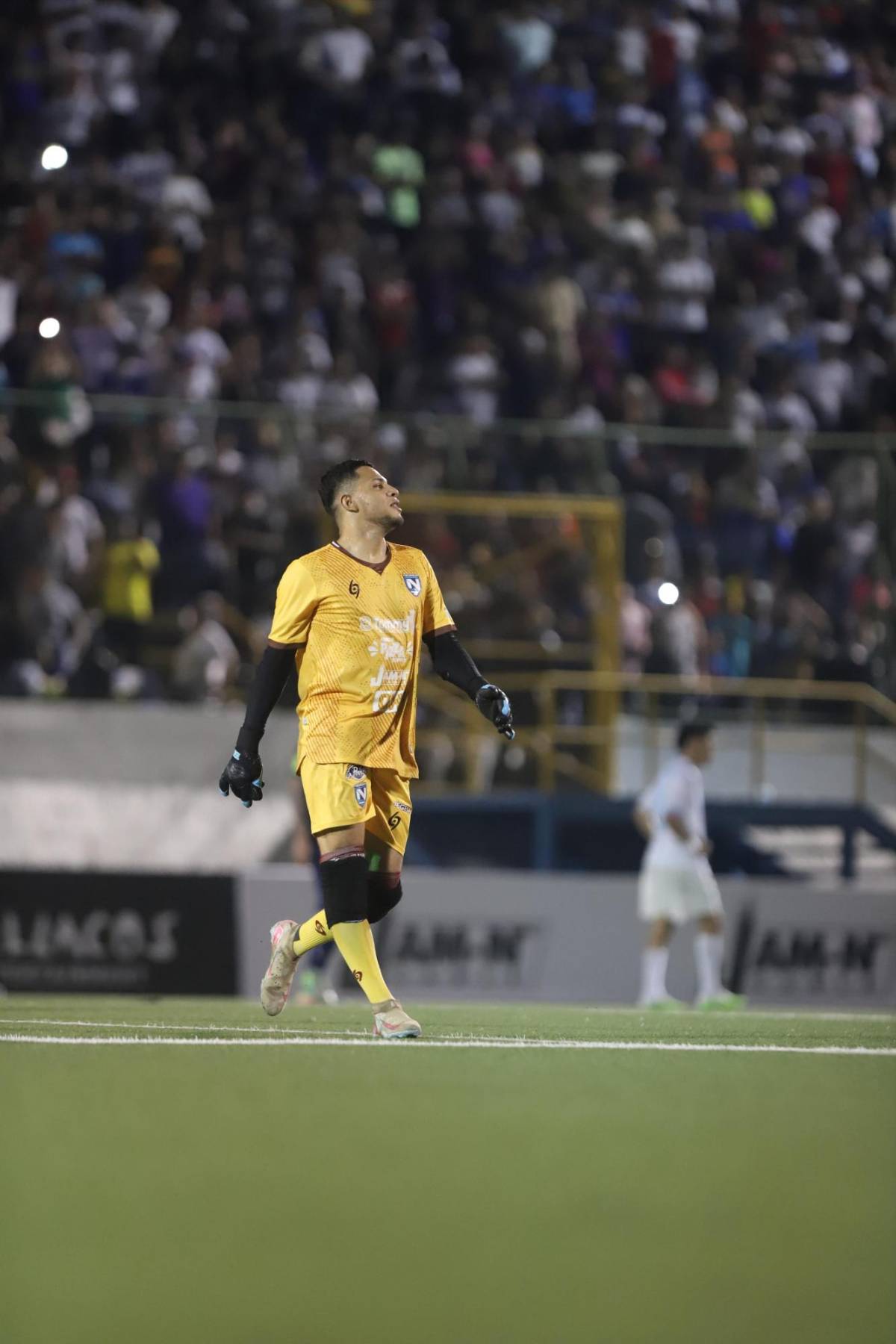 Nicaragüense le pegó a Supremo por perder, el catracho que lloró y Joao Ferreria debutó con Honduras; ¿hubo robo?