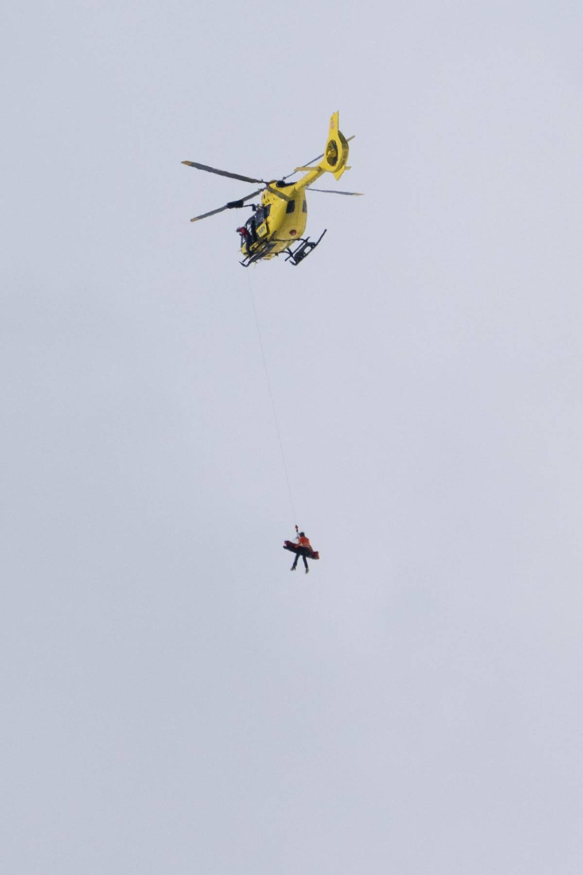 Drama en los Juegos Olímpicos: compitió con ligamentos rotos, sufre terrible caída y es retirada en helicóptero