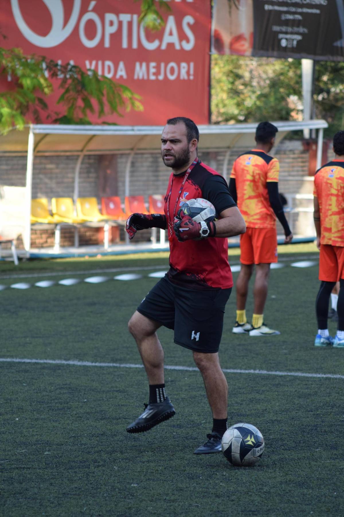 Pagó con su dinero el boleto de avión, pero dejó la concentración por falta de apoyo: el 'loco' que hizo historia con la Selección Femenina de Futsal