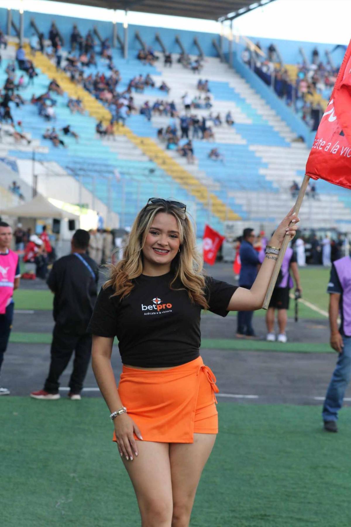 ¡Las azulitas son bellas! Hermosas aficionadas del Motagua enamoraron en el juego vs Real España, ¿quién es la rubia?