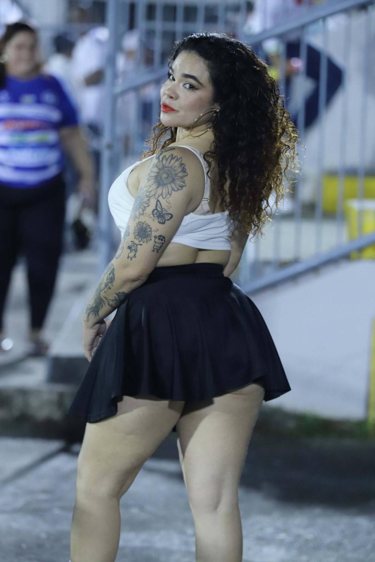 ¿Quién es la guapa colocha que robó suspiros en La Ceiba? La belleza y las familias coparon el duelo Victoria vs Olimpia