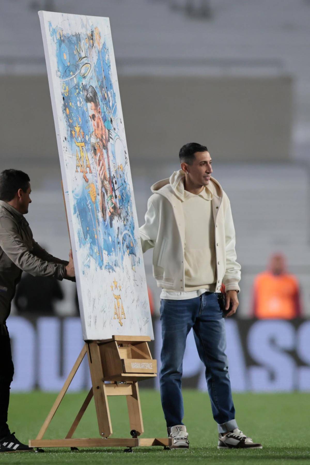 Di María se despide de Argentina: Las palabras de Messi que lo hicieron llorar y el regalo único que le dieron al Fideo