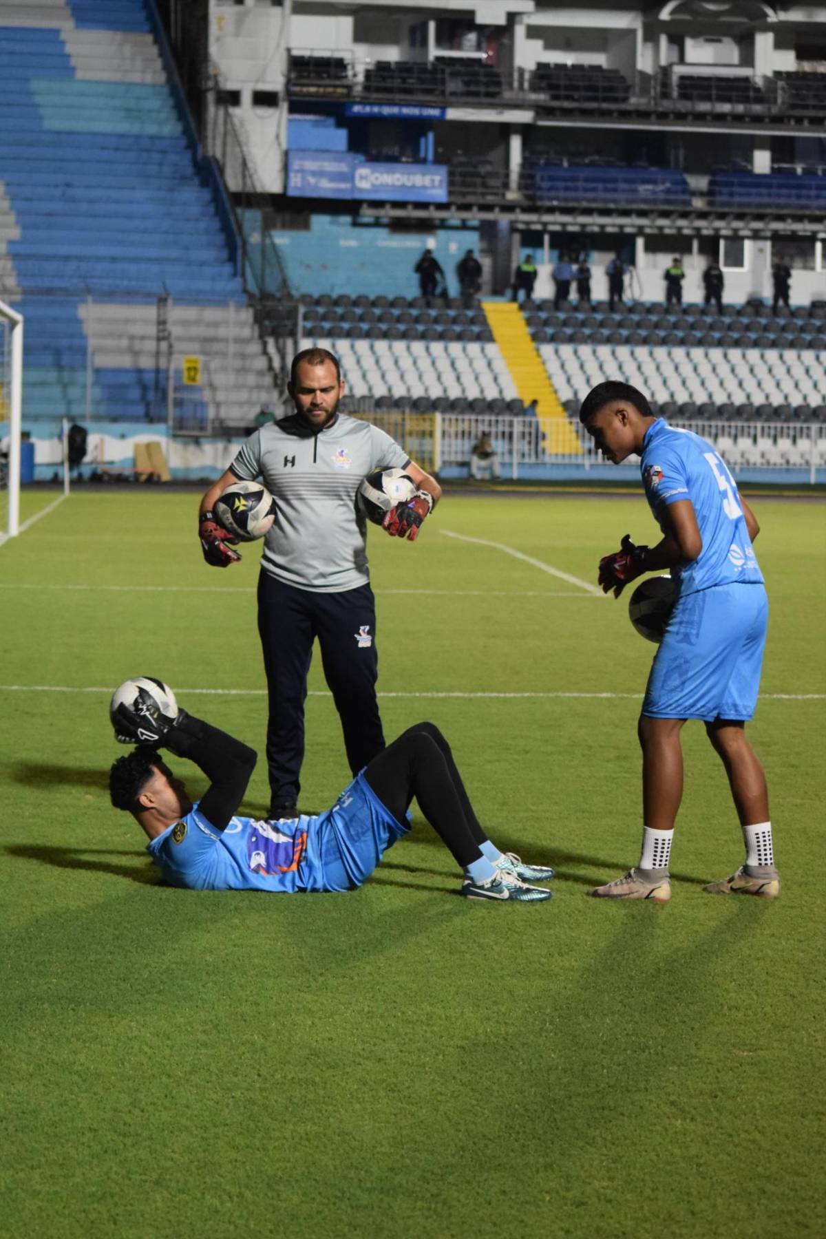 Pagó con su dinero el boleto de avión, pero dejó la concentración por falta de apoyo: el 'loco' que hizo historia con la Selección Femenina de Futsal