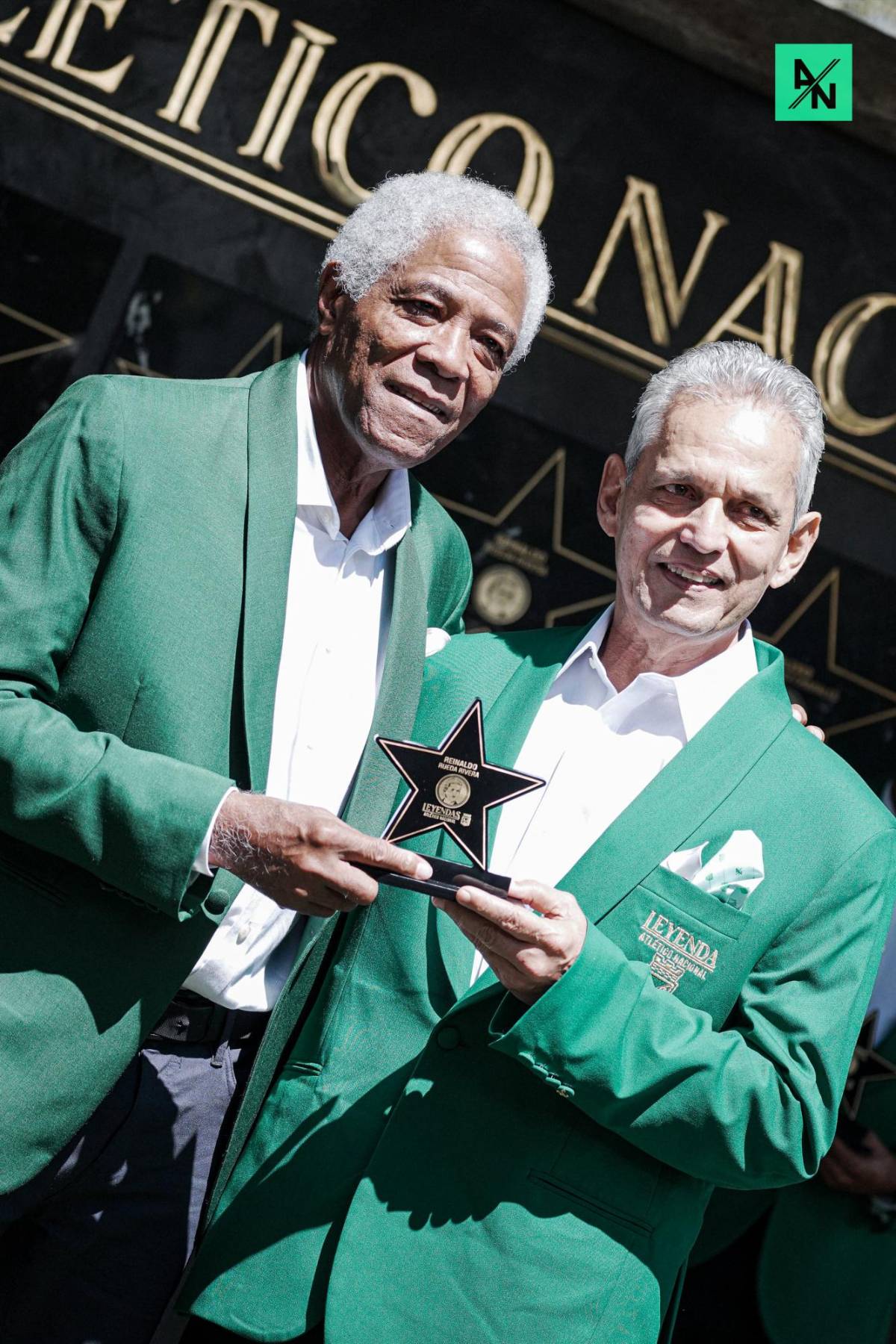 Reinaldo Rueda es sorprendido con tremendo homenaje junto a otras leyendas del Atlético Nacional de Colombia