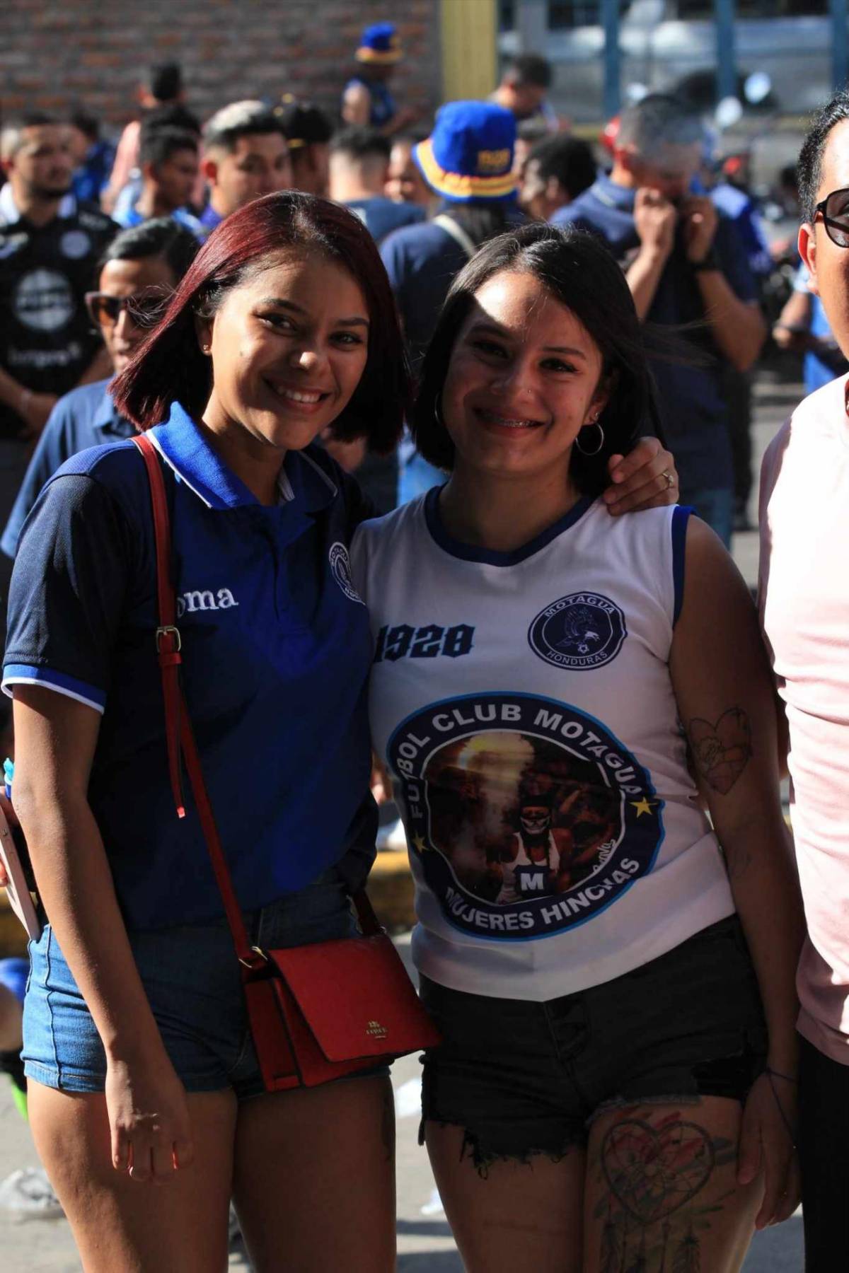 ¡Las azulitas son bellas! Hermosas aficionadas del Motagua enamoraron en el juego vs Real España, ¿quién es la rubia?