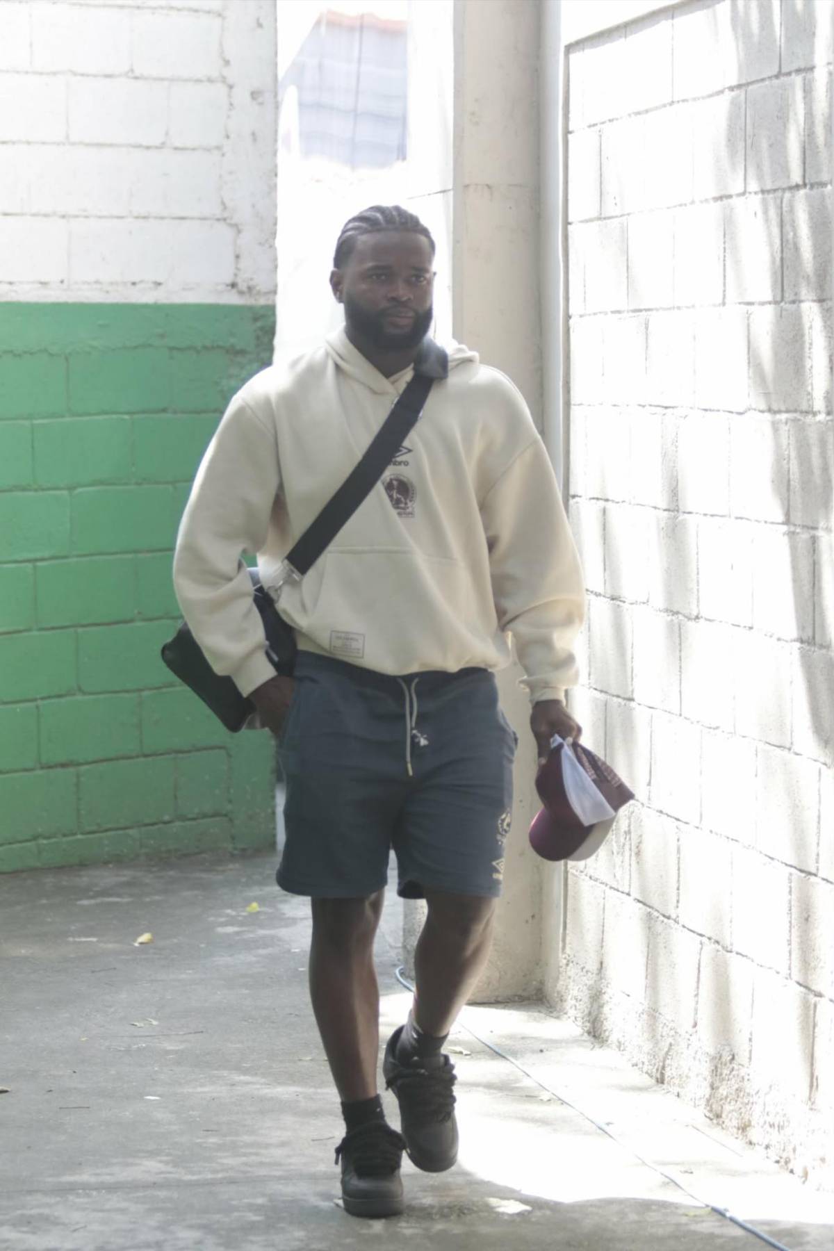 La argentina que robó miradas en el Marathón vs Olimpia: Jugador llegó con suéter entre el calor predominante y el hermoso color del ambiente