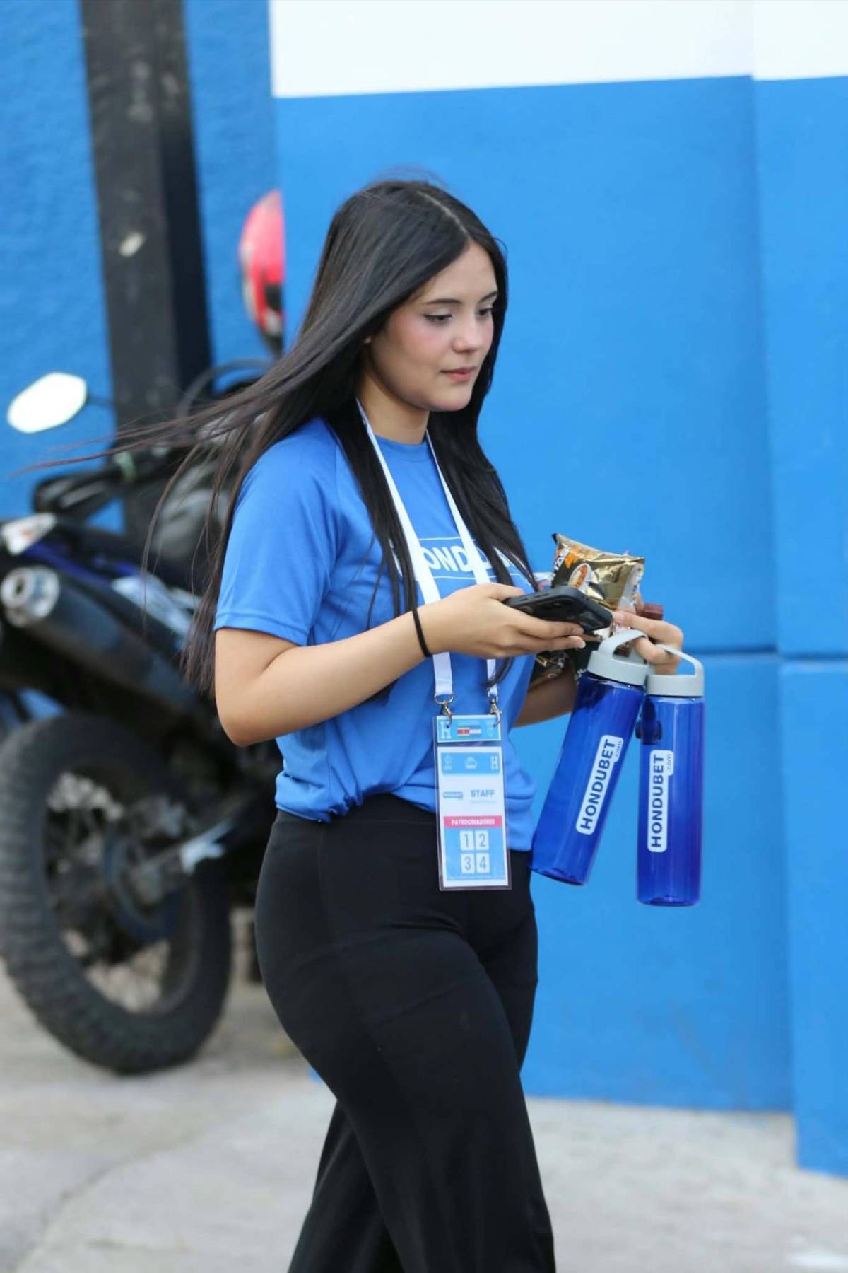 El club que vino a ver a Keyrol,  incómodo beso a Kervin y la de verde se robó las miradas