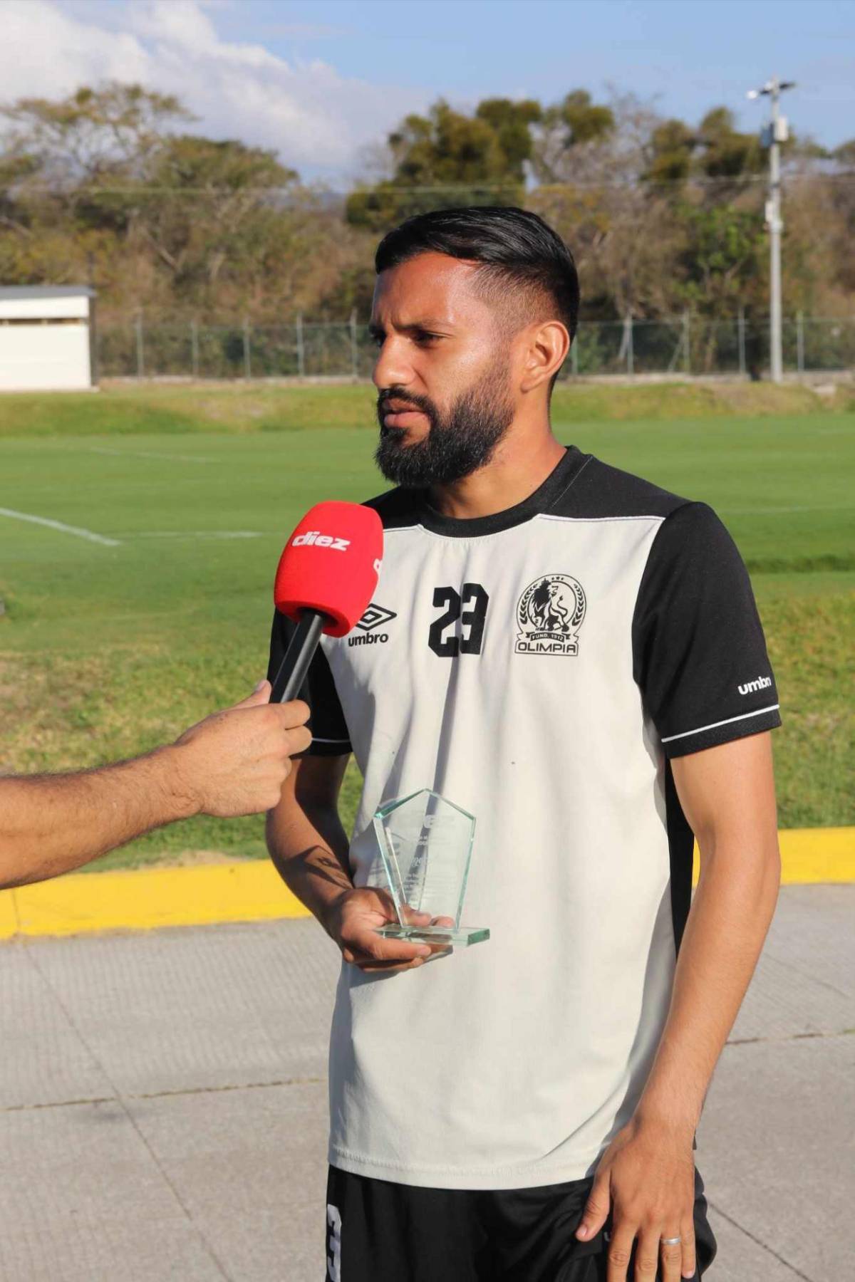 Futbolistas del Olimpia reciben los trofeos de Premios DIEZ, nuevo look ¿Posible sorpresa en el 11 titular?