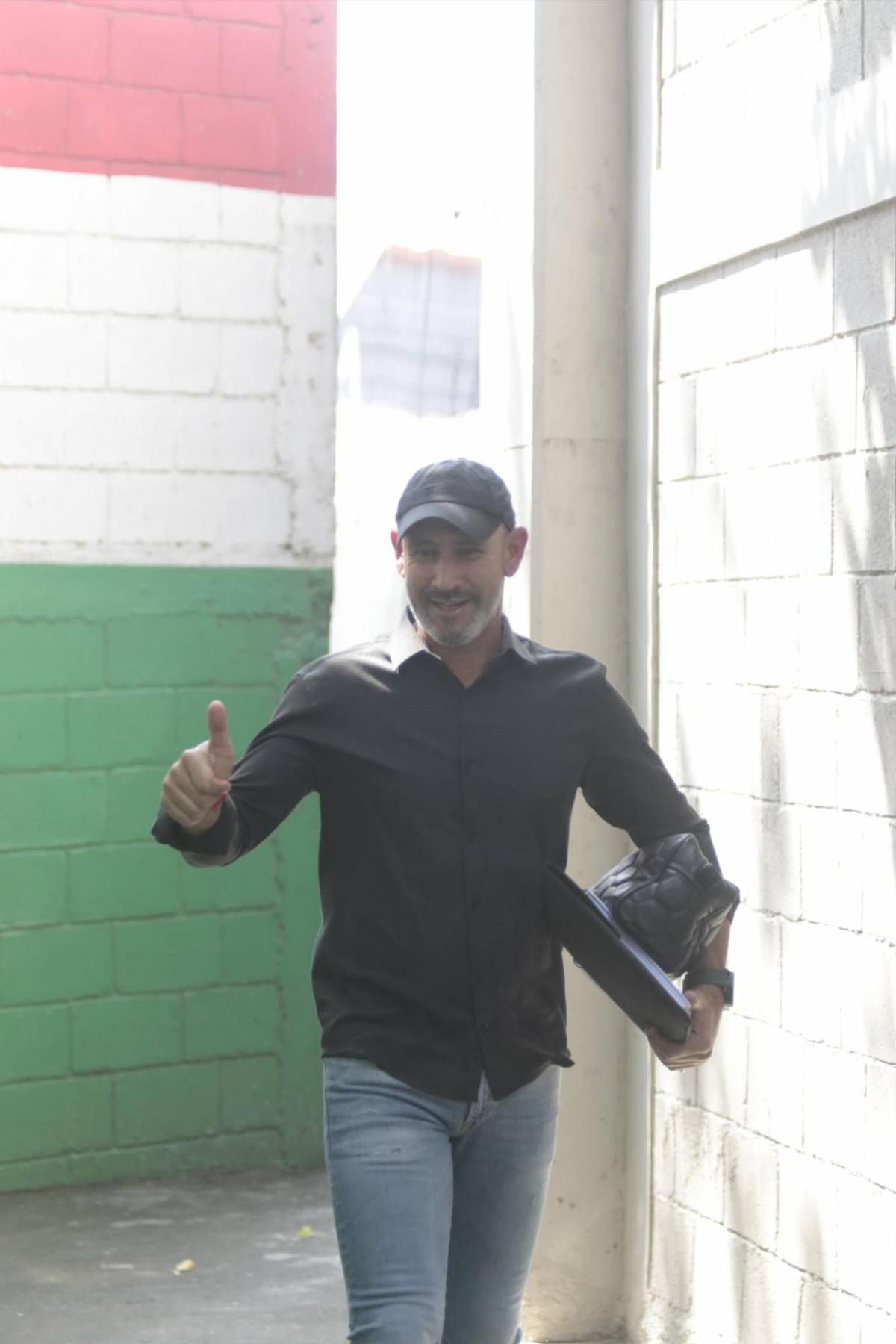 La argentina que robó miradas en el Marathón vs Olimpia: Jugador llegó con suéter entre el calor predominante y el hermoso color del ambiente