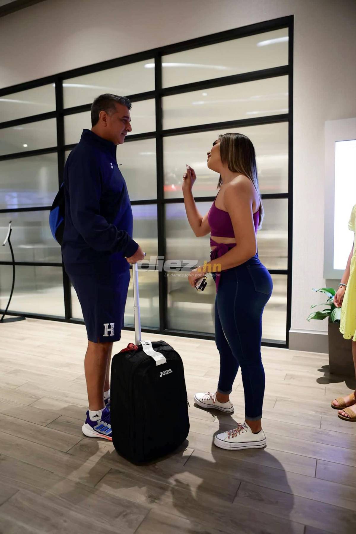¿Quién es la hermosa chica que se acercó a Diego Vázquez? Las fotos de la llegada a Miami de la Selección de Honduras