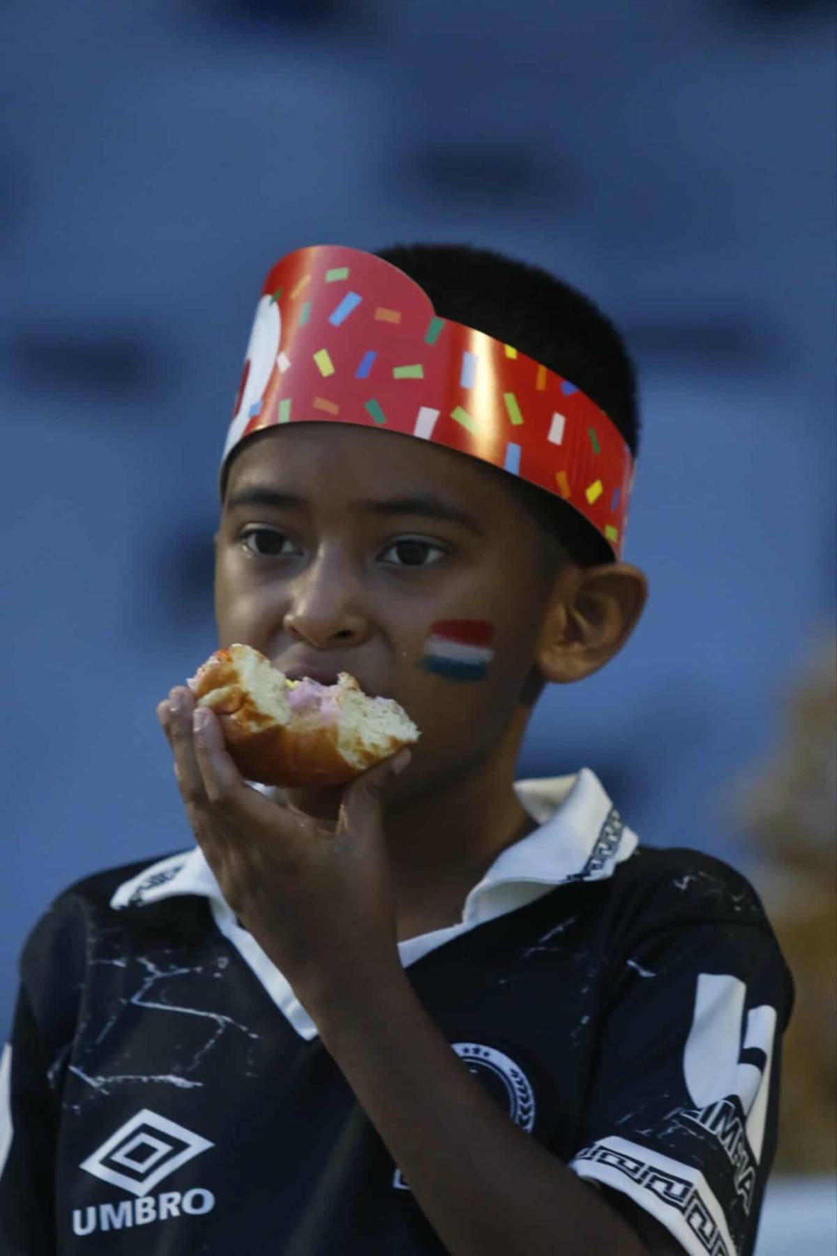¡Mis amores, las amo! Se soltaron las bellezas en el Morazán para el Olimpia-Génesis, ¿quién es la chica de rojo?
