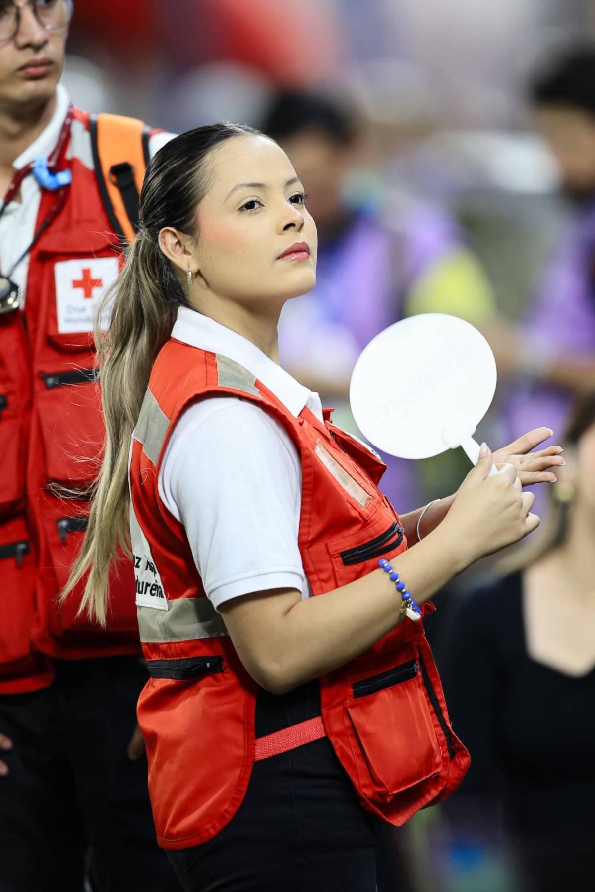 ¿Quién es la hermosa paramédica? El descuido de una edecán y las hermosas chicas en la final entre Real España - Olimpia
