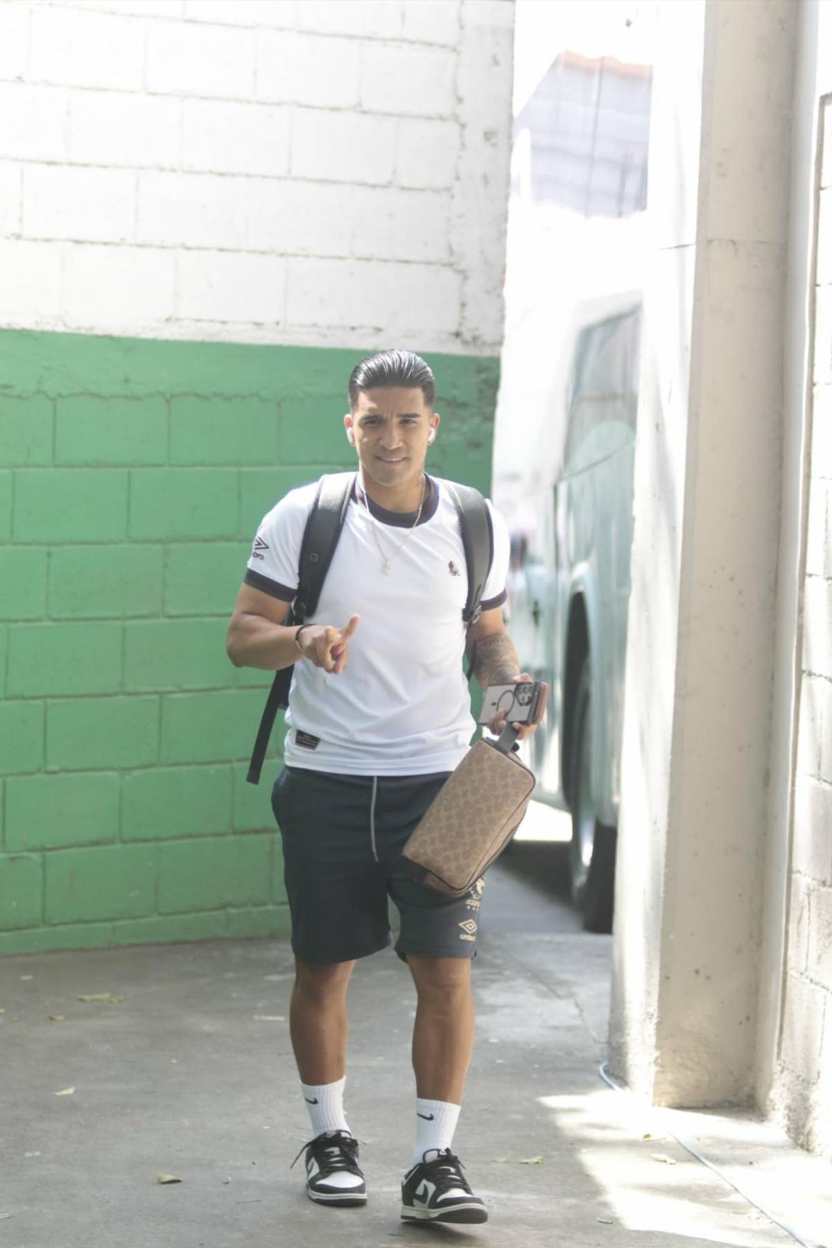 La argentina que robó miradas en el Marathón vs Olimpia: Jugador llegó con suéter entre el calor predominante y el hermoso color del ambiente