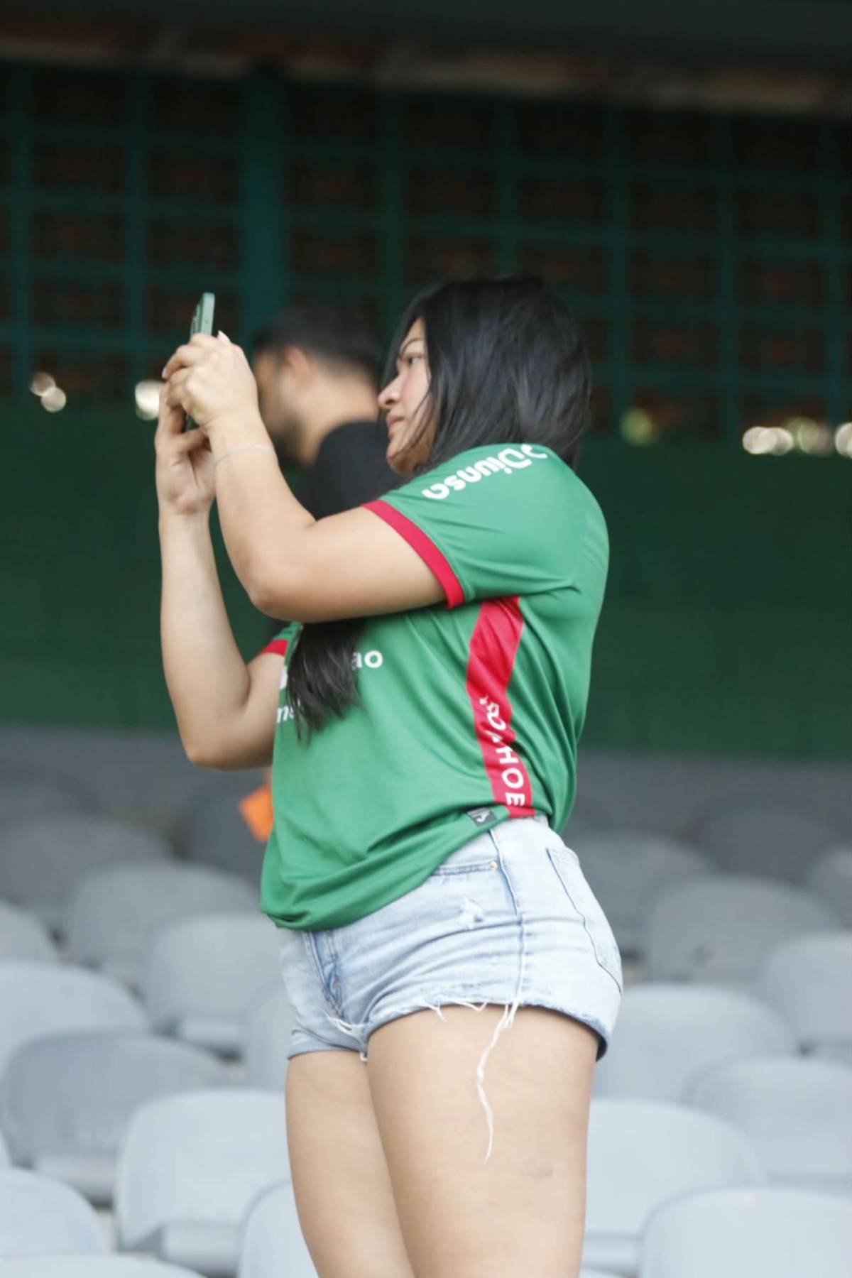 Clásico de bellezas: Aficionadas y edecanes enamoran en el Marathón vs Olimpia