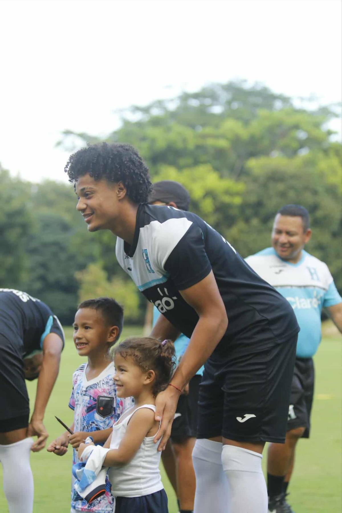 La Sub 17 de Honduras afinó detalles para viajar a Qatar: La exfigura de la 'H' que llegó a hablar con Luis Suazo y los niños pidiendo autógrafos