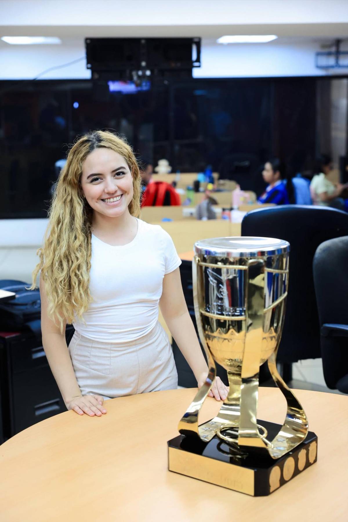 La Copa del próximo campeón de Liga Nacional visitó la sala de Redacción de DIEZ