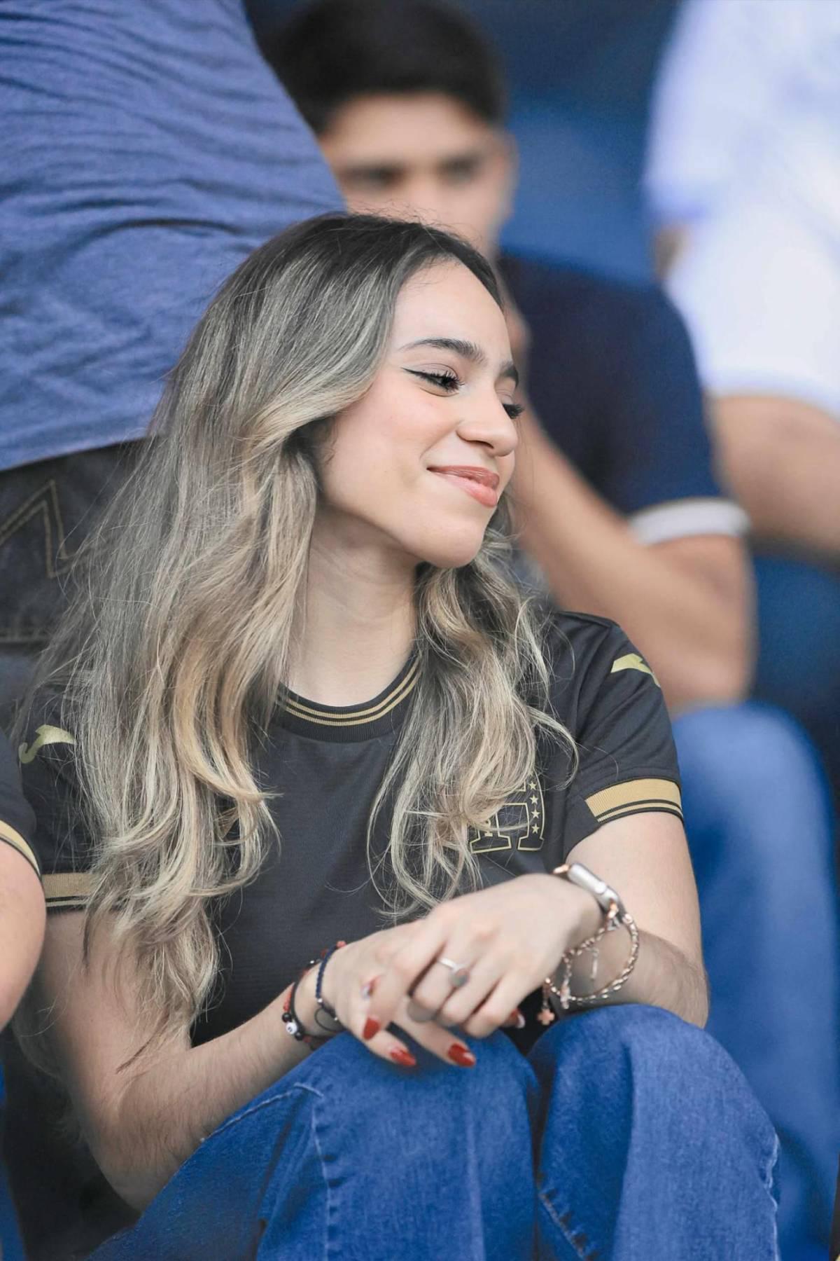 ¡Robaron suspiros! Las bellas chicas que engalanaron el Morazán para el Honduras vs Costa Rica por la eliminatoria