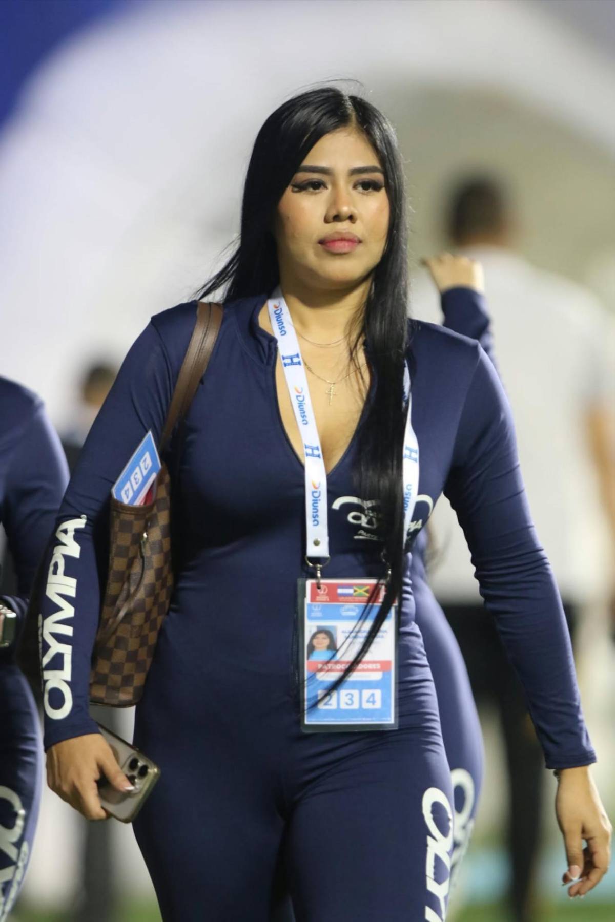 ¿Quién era la chica de azul? Pancarta sorprende, ritmo punta y jamaiquino con un ojo en Guatemala