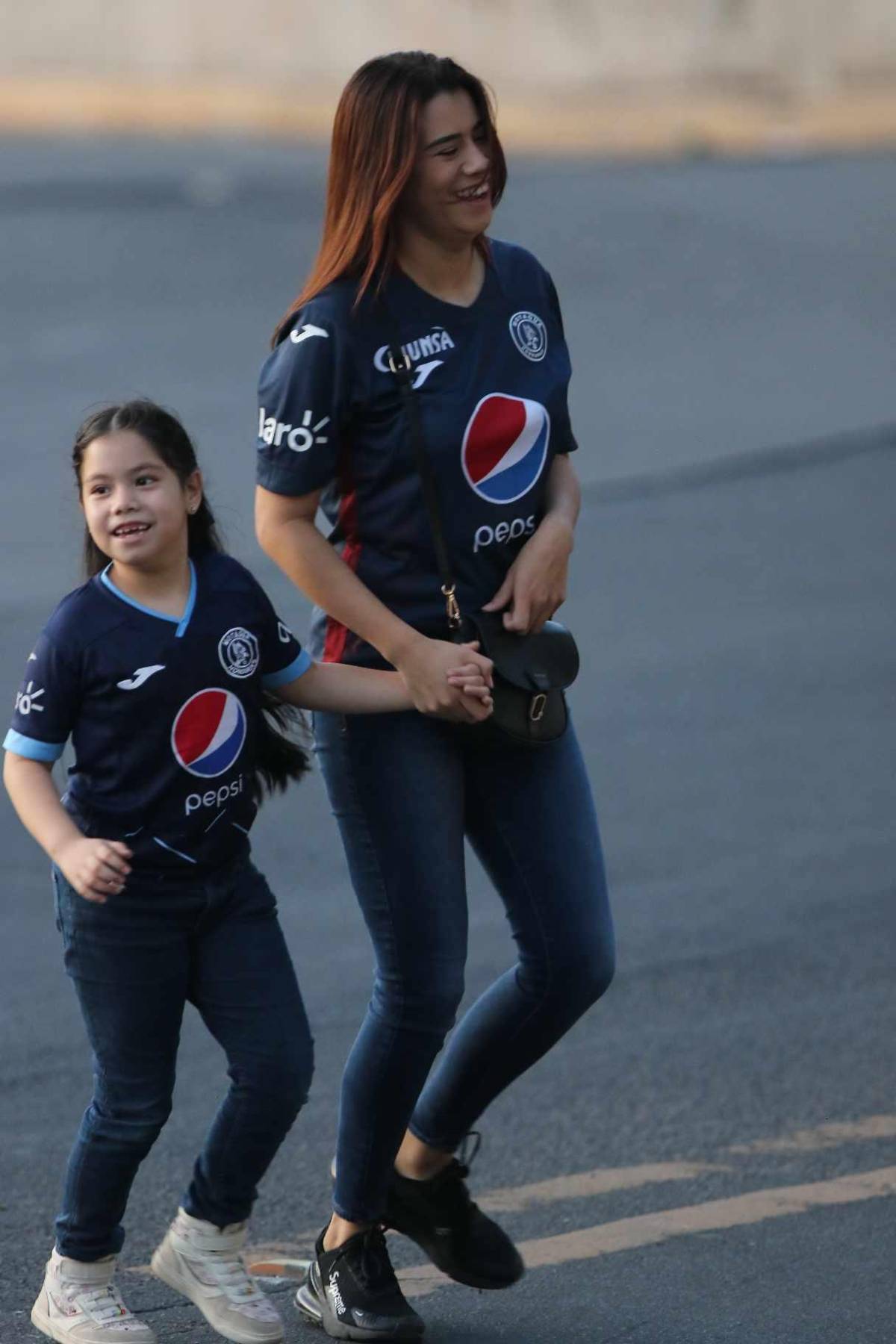 Las dos aficionadas de Potros que se robaron las miradas en el estadio Nacional y la reacción de Auzmendi al ver a sus ex compañeros